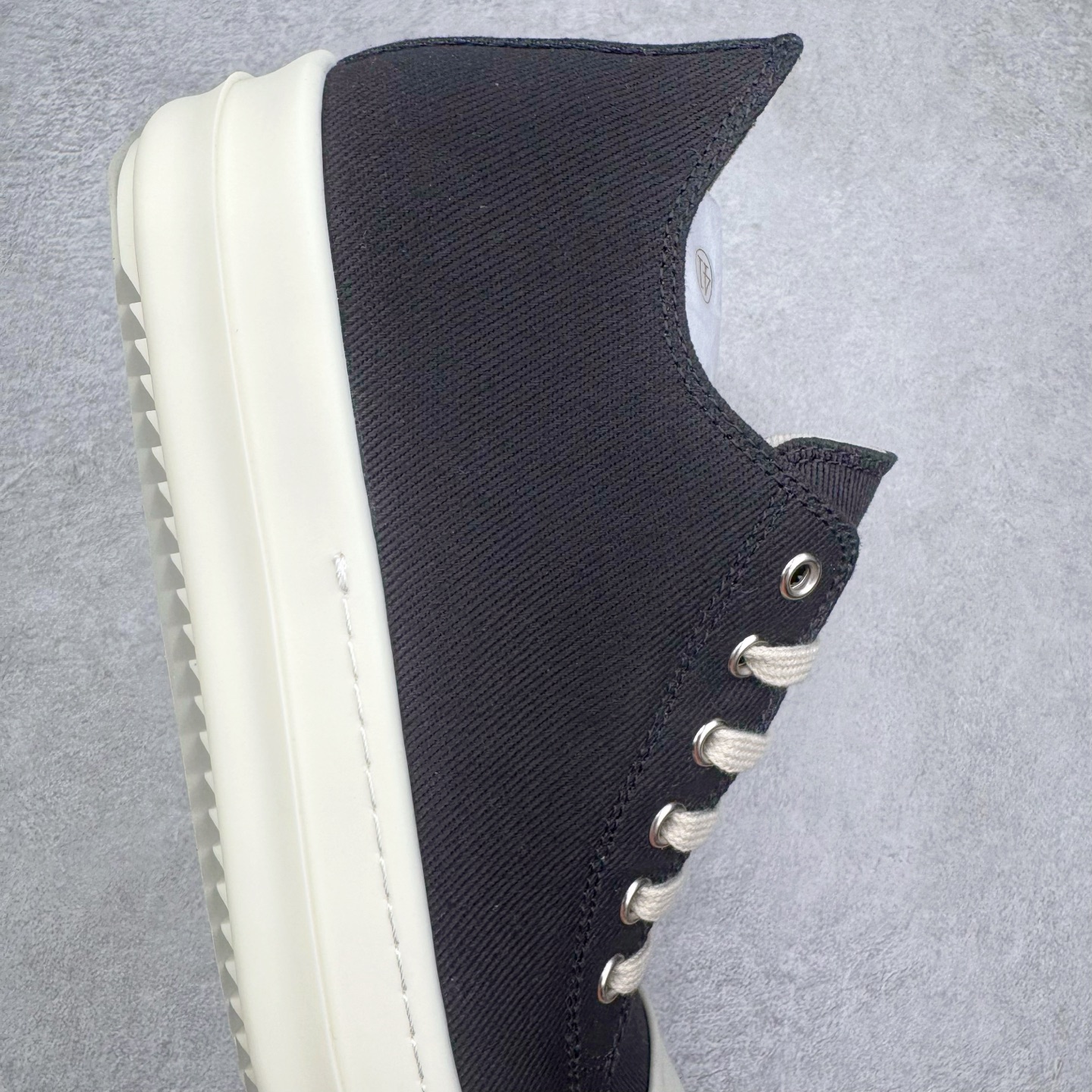 图片[6]-＃DG纯原 Rick Owens Drkshdw 瑞克·欧文斯低帮尼龙布时尚运动板鞋 黑白 二级市场已经7K以上 平台客户随意卖四位数 RO广东原厂出品 纯原天花板 原版一比一复刻 冲正绝不翻车 还原度达到百分之98以上 原楦开发纸版版型 ZP拆解原版1：1复模裁片纸版 力求做到0错位 这样才能达到和zp一致的鞋型味道 采用进口cnc数控机床开发对版独家tpu奶香大底 区别于市场所有版本 zp同源定制尼龙布 达到和zp一致手感 原厂进口细纹布 万邦订购原厂高弹粉红色海绵 内里搭配软质细腻羊皮 TPU高密度大底 软硬度透光度高已经测试和原版一致 尺码：36 37 38 39 40 41 42 43 44 45 46-选品中心