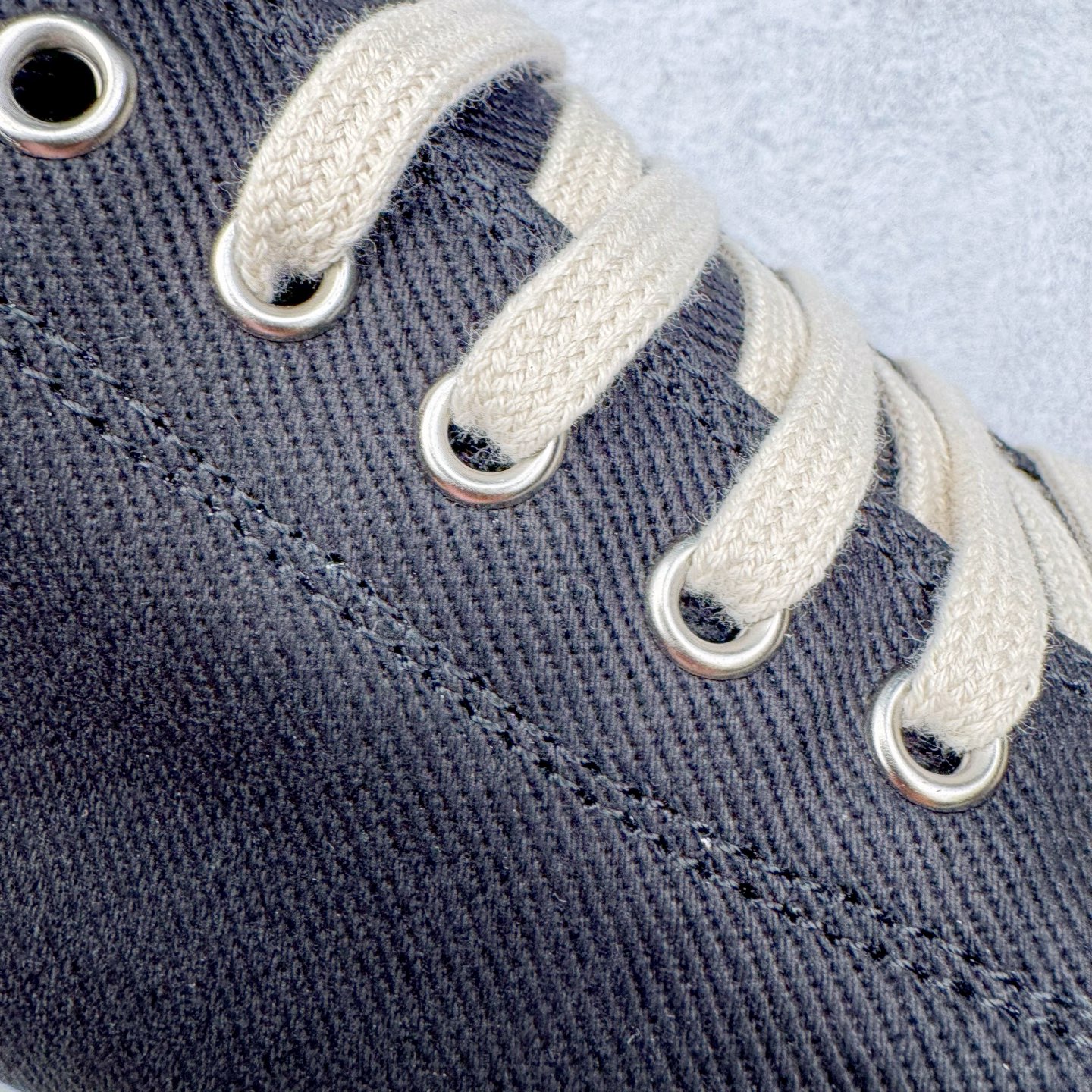 图片[12]-＃DG纯原 Rick Owens Drkshdw 瑞克·欧文斯低帮尼龙布时尚运动板鞋 黑白 二级市场已经7K以上 平台客户随意卖四位数 RO广东原厂出品 纯原天花板 原版一比一复刻 冲正绝不翻车 还原度达到百分之98以上 原楦开发纸版版型 ZP拆解原版1：1复模裁片纸版 力求做到0错位 这样才能达到和zp一致的鞋型味道 采用进口cnc数控机床开发对版独家tpu奶香大底 区别于市场所有版本 zp同源定制尼龙布 达到和zp一致手感 原厂进口细纹布 万邦订购原厂高弹粉红色海绵 内里搭配软质细腻羊皮 TPU高密度大底 软硬度透光度高已经测试和原版一致 尺码：36 37 38 39 40 41 42 43 44 45 46-选品中心