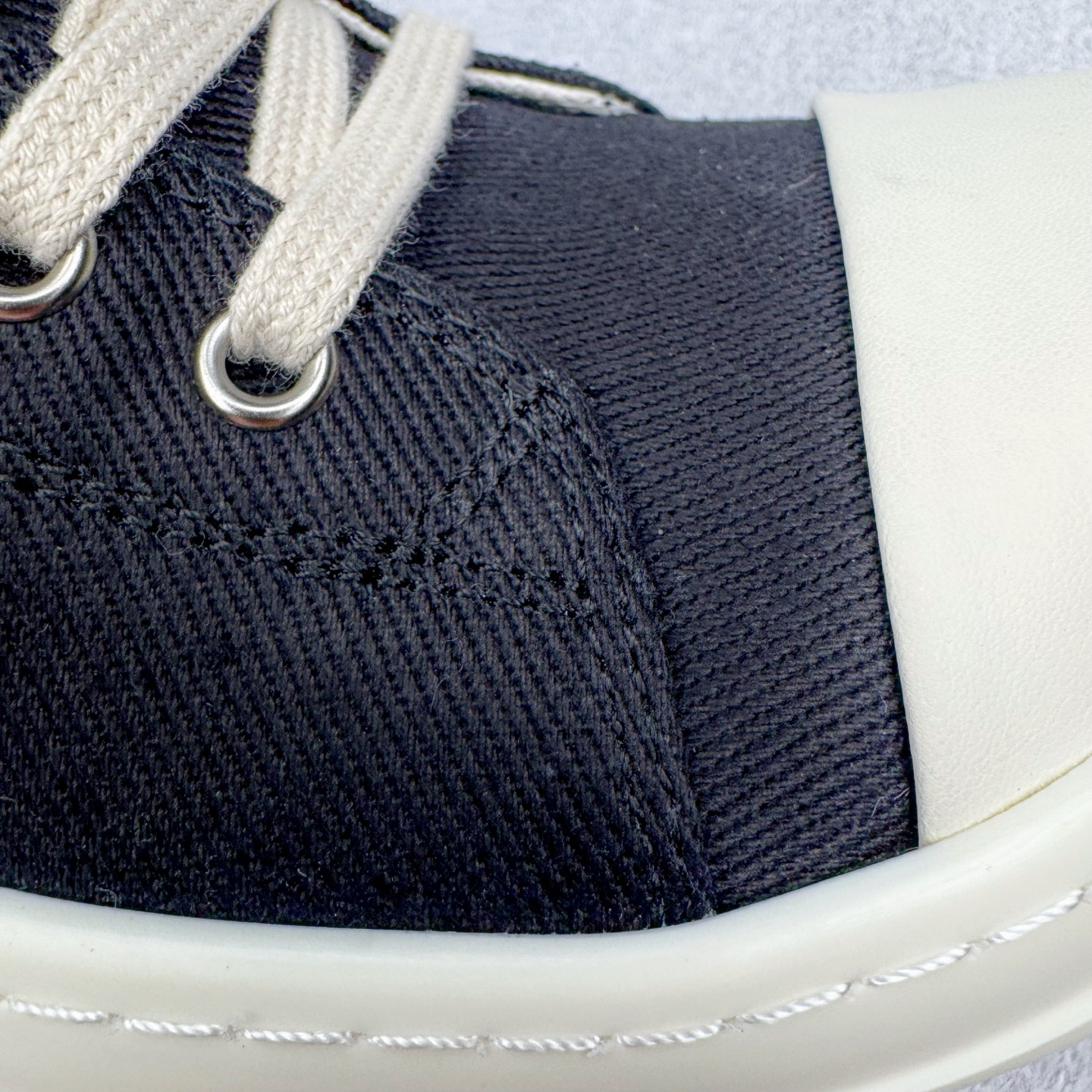 图片[13]-＃DG纯原 Rick Owens Drkshdw 瑞克·欧文斯低帮尼龙布时尚运动板鞋 黑白 二级市场已经7K以上 平台客户随意卖四位数 RO广东原厂出品 纯原天花板 原版一比一复刻 冲正绝不翻车 还原度达到百分之98以上 原楦开发纸版版型 ZP拆解原版1：1复模裁片纸版 力求做到0错位 这样才能达到和zp一致的鞋型味道 采用进口cnc数控机床开发对版独家tpu奶香大底 区别于市场所有版本 zp同源定制尼龙布 达到和zp一致手感 原厂进口细纹布 万邦订购原厂高弹粉红色海绵 内里搭配软质细腻羊皮 TPU高密度大底 软硬度透光度高已经测试和原版一致 尺码：36 37 38 39 40 41 42 43 44 45 46-选品中心