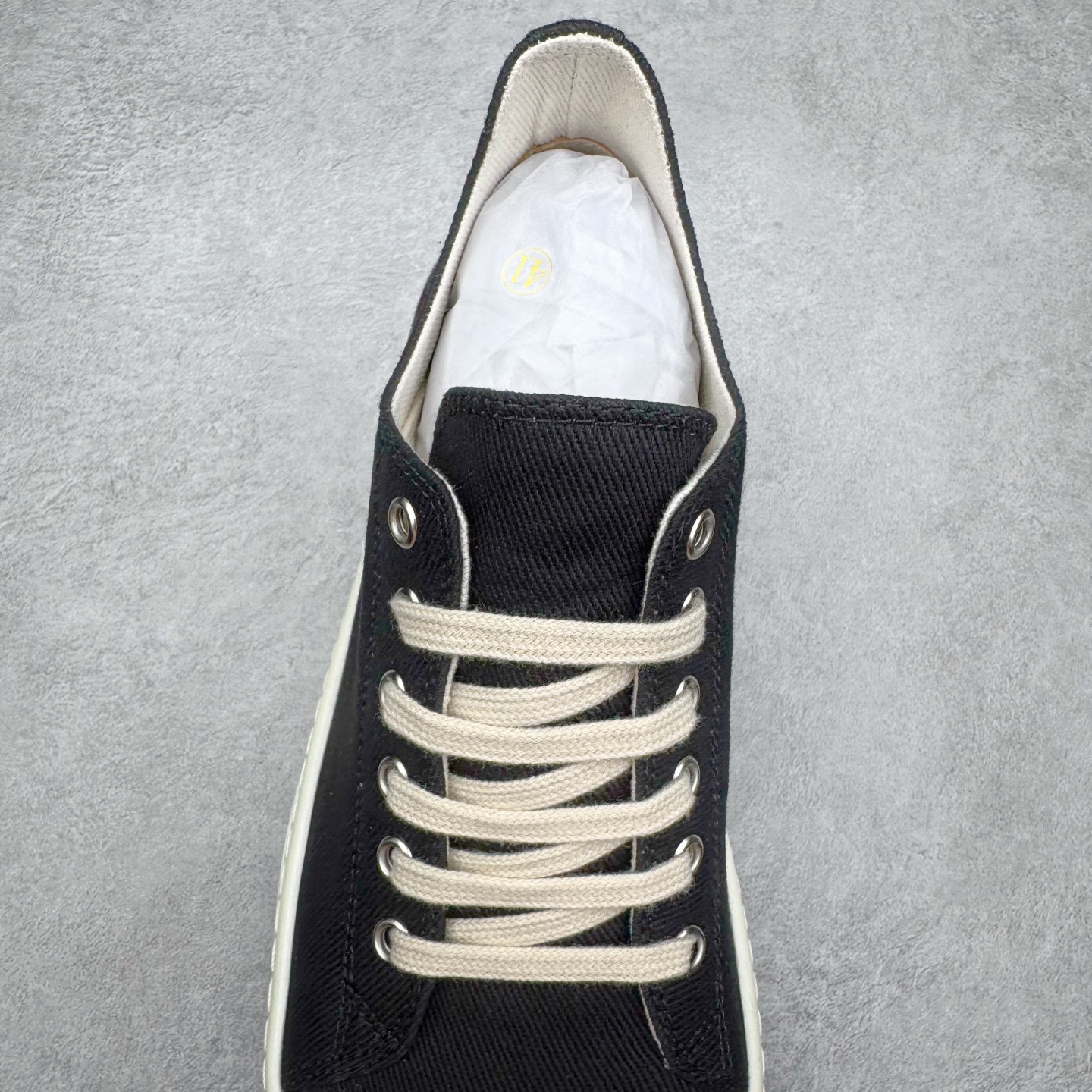 图片[5]-＃DG纯原 Rick Owens Drkshdw 瑞克·欧文斯低帮尼龙布时尚运动板鞋 黑白 二级市场已经7K以上 平台客户随意卖四位数 RO广东原厂出品 纯原天花板 原版一比一复刻 冲正绝不翻车 还原度达到百分之98以上 原楦开发纸版版型 ZP拆解原版1：1复模裁片纸版 力求做到0错位 这样才能达到和zp一致的鞋型味道 采用进口cnc数控机床开发对版独家tpu奶香大底 区别于市场所有版本 zp同源定制尼龙布 达到和zp一致手感 原厂进口细纹布 万邦订购原厂高弹粉红色海绵 内里搭配软质细腻羊皮 TPU高密度大底 软硬度透光度高已经测试和原版一致 尺码：36 37 38 39 40 41 42 43 44 45 46-选品中心