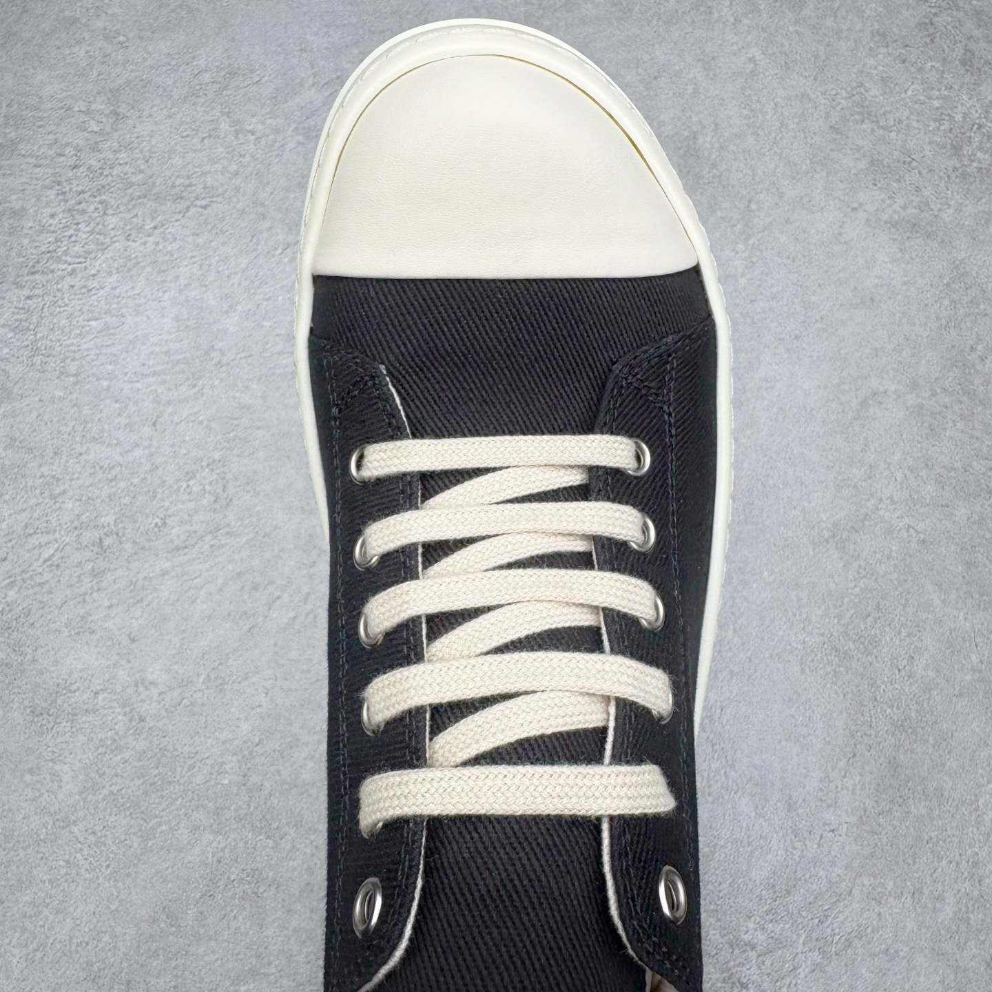 图片[4]-＃DG纯原 Rick Owens Drkshdw 瑞克·欧文斯低帮尼龙布时尚运动板鞋 黑白 二级市场已经7K以上 平台客户随意卖四位数 RO广东原厂出品 纯原天花板 原版一比一复刻 冲正绝不翻车 还原度达到百分之98以上 原楦开发纸版版型 ZP拆解原版1：1复模裁片纸版 力求做到0错位 这样才能达到和zp一致的鞋型味道 采用进口cnc数控机床开发对版独家tpu奶香大底 区别于市场所有版本 zp同源定制尼龙布 达到和zp一致手感 原厂进口细纹布 万邦订购原厂高弹粉红色海绵 内里搭配软质细腻羊皮 TPU高密度大底 软硬度透光度高已经测试和原版一致 尺码：36 37 38 39 40 41 42 43 44 45 46-选品中心