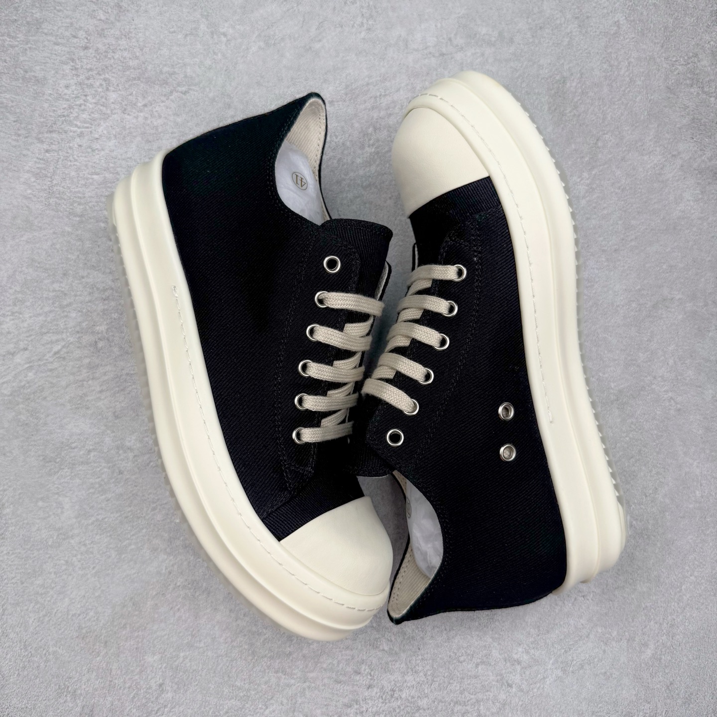 图片[3]-＃DG纯原 Rick Owens Drkshdw 瑞克·欧文斯低帮尼龙布时尚运动板鞋 黑白 二级市场已经7K以上 平台客户随意卖四位数 RO广东原厂出品 纯原天花板 原版一比一复刻 冲正绝不翻车 还原度达到百分之98以上 原楦开发纸版版型 ZP拆解原版1：1复模裁片纸版 力求做到0错位 这样才能达到和zp一致的鞋型味道 采用进口cnc数控机床开发对版独家tpu奶香大底 区别于市场所有版本 zp同源定制尼龙布 达到和zp一致手感 原厂进口细纹布 万邦订购原厂高弹粉红色海绵 内里搭配软质细腻羊皮 TPU高密度大底 软硬度透光度高已经测试和原版一致 尺码：36 37 38 39 40 41 42 43 44 45 46-选品中心