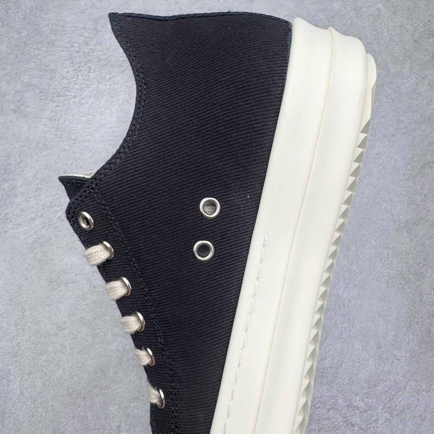 图片[7]-＃DG纯原 Rick Owens Drkshdw 瑞克·欧文斯低帮尼龙布时尚运动板鞋 黑白 二级市场已经7K以上 平台客户随意卖四位数 RO广东原厂出品 纯原天花板 原版一比一复刻 冲正绝不翻车 还原度达到百分之98以上 原楦开发纸版版型 ZP拆解原版1：1复模裁片纸版 力求做到0错位 这样才能达到和zp一致的鞋型味道 采用进口cnc数控机床开发对版独家tpu奶香大底 区别于市场所有版本 zp同源定制尼龙布 达到和zp一致手感 原厂进口细纹布 万邦订购原厂高弹粉红色海绵 内里搭配软质细腻羊皮 TPU高密度大底 软硬度透光度高已经测试和原版一致 尺码：36 37 38 39 40 41 42 43 44 45 46-选品中心