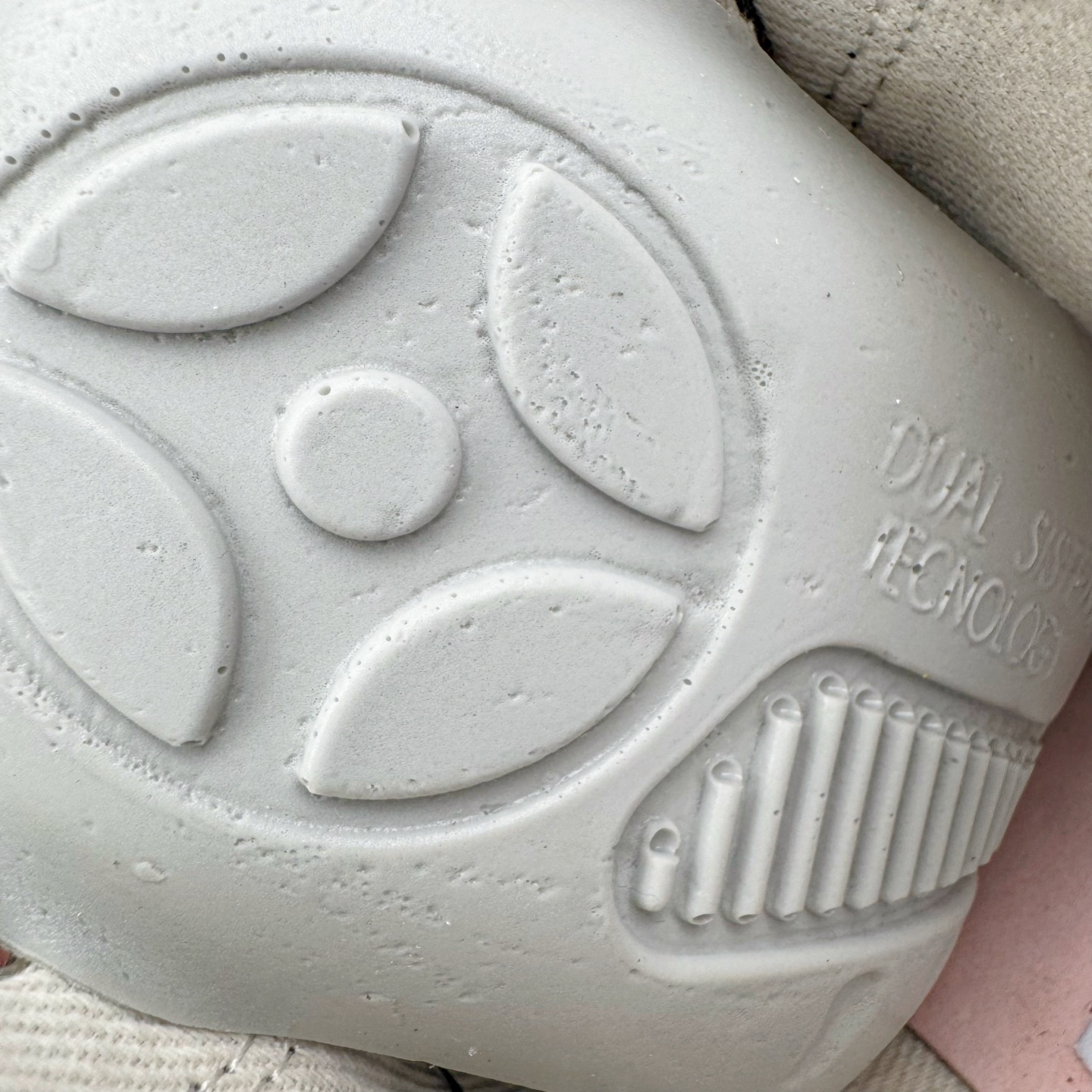 图片[20]-＃DG纯原 Rick Owens Drkshdw 瑞克·欧文斯低帮尼龙布时尚运动板鞋 黑白 二级市场已经7K以上 平台客户随意卖四位数 RO广东原厂出品 纯原天花板 原版一比一复刻 冲正绝不翻车 还原度达到百分之98以上 原楦开发纸版版型 ZP拆解原版1：1复模裁片纸版 力求做到0错位 这样才能达到和zp一致的鞋型味道 采用进口cnc数控机床开发对版独家tpu奶香大底 区别于市场所有版本 zp同源定制尼龙布 达到和zp一致手感 原厂进口细纹布 万邦订购原厂高弹粉红色海绵 内里搭配软质细腻羊皮 TPU高密度大底 软硬度透光度高已经测试和原版一致 尺码：36 37 38 39 40 41 42 43 44 45 46-选品中心