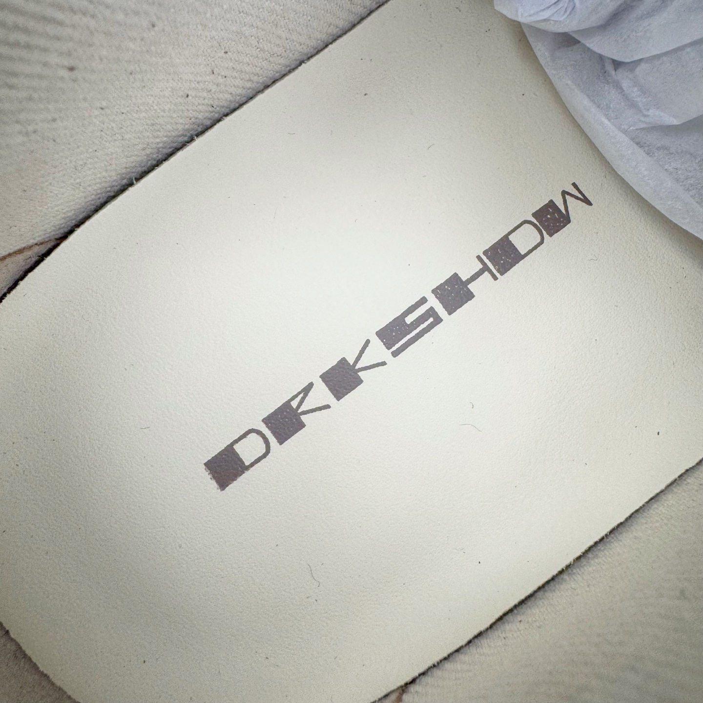 图片[18]-＃DG纯原 Rick Owens Drkshdw 瑞克·欧文斯低帮尼龙布时尚运动板鞋 黑白 二级市场已经7K以上 平台客户随意卖四位数 RO广东原厂出品 纯原天花板 原版一比一复刻 冲正绝不翻车 还原度达到百分之98以上 原楦开发纸版版型 ZP拆解原版1：1复模裁片纸版 力求做到0错位 这样才能达到和zp一致的鞋型味道 采用进口cnc数控机床开发对版独家tpu奶香大底 区别于市场所有版本 zp同源定制尼龙布 达到和zp一致手感 原厂进口细纹布 万邦订购原厂高弹粉红色海绵 内里搭配软质细腻羊皮 TPU高密度大底 软硬度透光度高已经测试和原版一致 尺码：36 37 38 39 40 41 42 43 44 45 46-选品中心