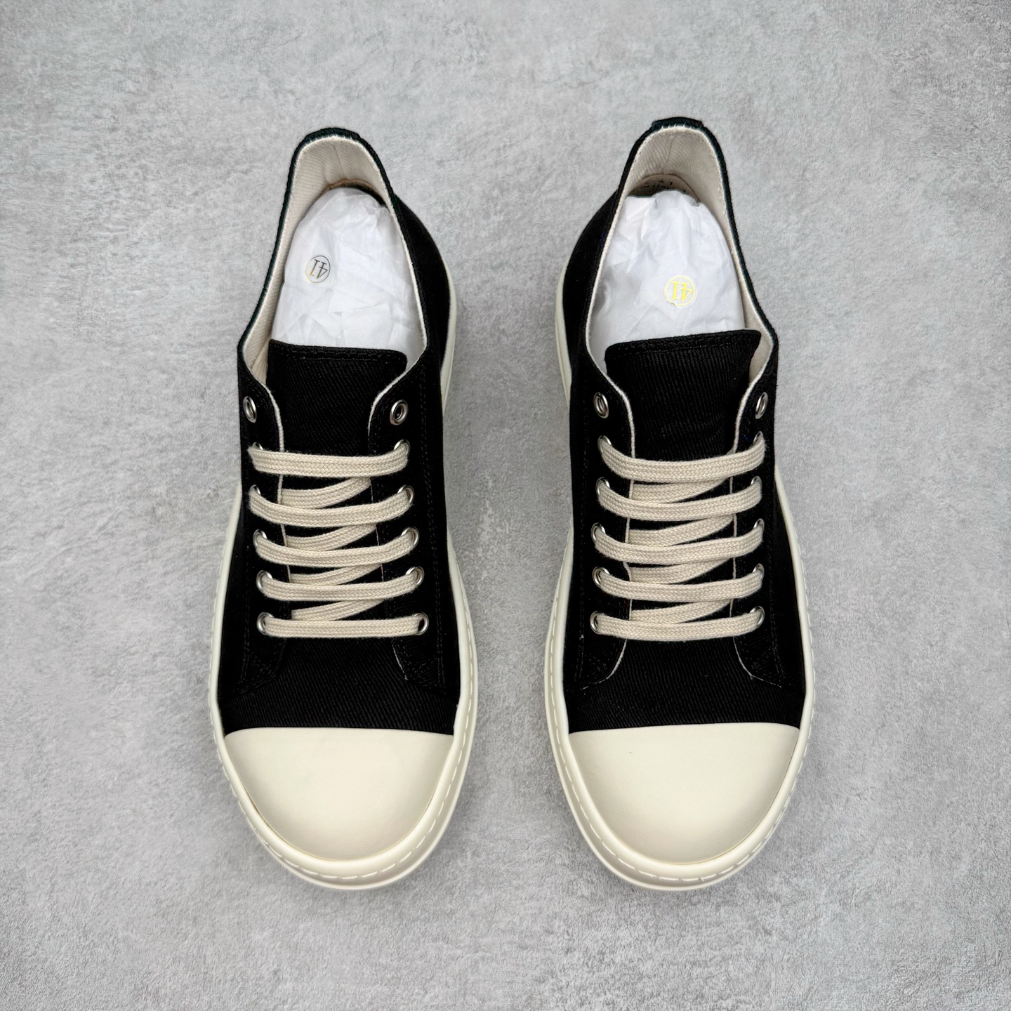 图片[2]-＃DG纯原 Rick Owens Drkshdw 瑞克·欧文斯低帮尼龙布时尚运动板鞋 黑白 二级市场已经7K以上 平台客户随意卖四位数 RO广东原厂出品 纯原天花板 原版一比一复刻 冲正绝不翻车 还原度达到百分之98以上 原楦开发纸版版型 ZP拆解原版1：1复模裁片纸版 力求做到0错位 这样才能达到和zp一致的鞋型味道 采用进口cnc数控机床开发对版独家tpu奶香大底 区别于市场所有版本 zp同源定制尼龙布 达到和zp一致手感 原厂进口细纹布 万邦订购原厂高弹粉红色海绵 内里搭配软质细腻羊皮 TPU高密度大底 软硬度透光度高已经测试和原版一致 尺码：36 37 38 39 40 41 42 43 44 45 46-选品中心