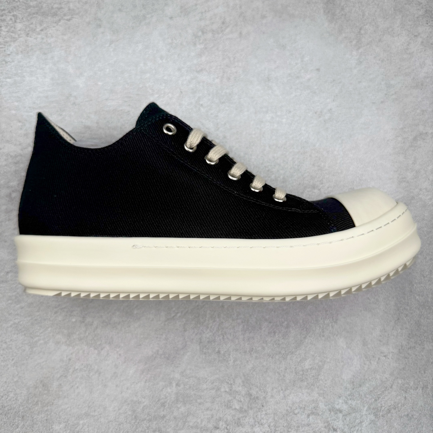 ＃DG纯原 Rick Owens Drkshdw 瑞克·欧文斯低帮尼龙布时尚运动板鞋 黑白 二级市场已经7K以上 平台客户随意卖四位数 RO广东原厂出品 纯原天花板 原版一比一复刻 冲正绝不翻车 还原度达到百分之98以上 原楦开发纸版版型 ZP拆解原版1：1复模裁片纸版 力求做到0错位 这样才能达到和zp一致的鞋型味道 采用进口cnc数控机床开发对版独家tpu奶香大底 区别于市场所有版本 zp同源定制尼龙布 达到和zp一致手感 原厂进口细纹布 万邦订购原厂高弹粉红色海绵 内里搭配软质细腻羊皮 TPU高密度大底 软硬度透光度高已经测试和原版一致 尺码：36 37 38 39 40 41 42 43 44 45 46-选品中心