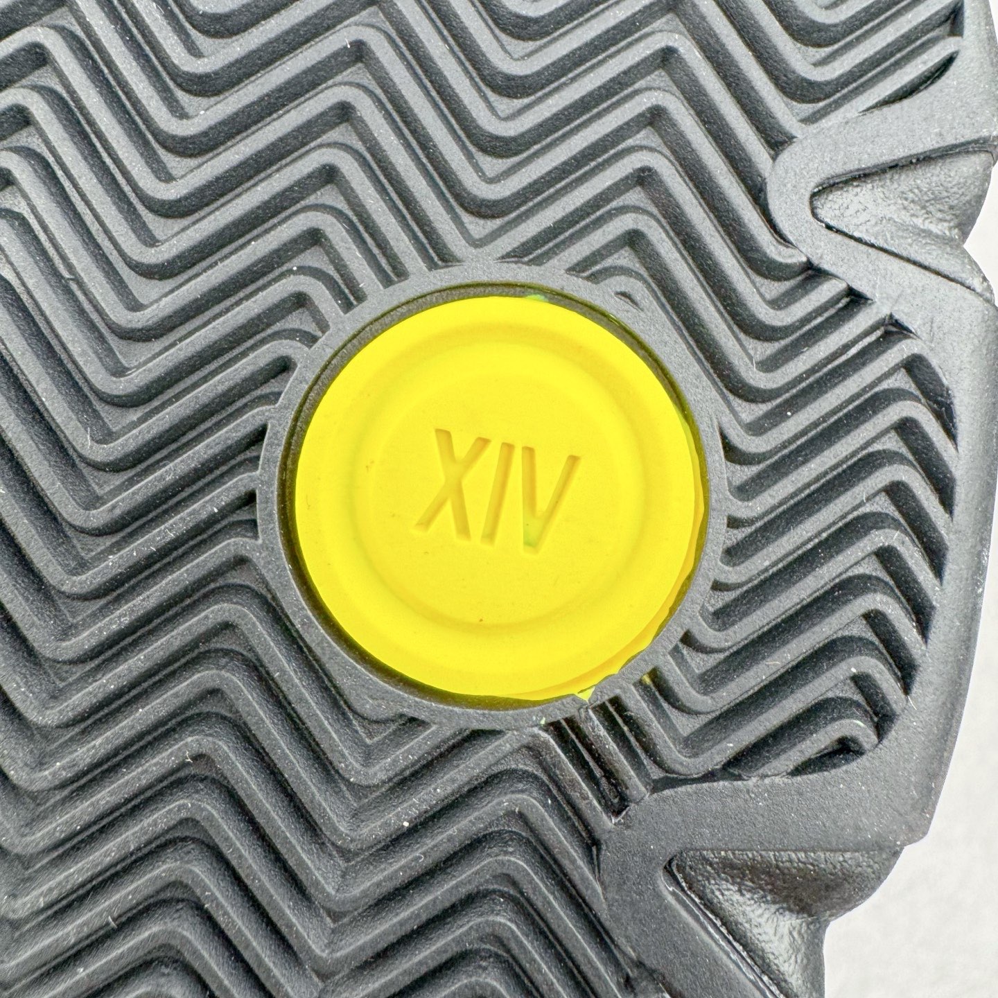 图片[12]-＃Kw纯原福利 Air Jordan AJ14 红色 IF5015-600 外贸特供批次 原楦原档案数据开模打造 原厂中底拉帮钢印 原盒原配 以法拉利 550 Maranello 为设计灵感 类似跑车的全新流线鞋型 鞋头的麂皮与鞋身的荔枝皮相结合 最具代表性的黑红配色 中底内侧开创性的透气孔设计 看起来与跑车的进气口如出一辙 盾牌造型更能让人们直接想到法拉利的 Logo 尺码：40 40.5 41 42 42.5 43 44 44.5 45 46 47.5-选品中心