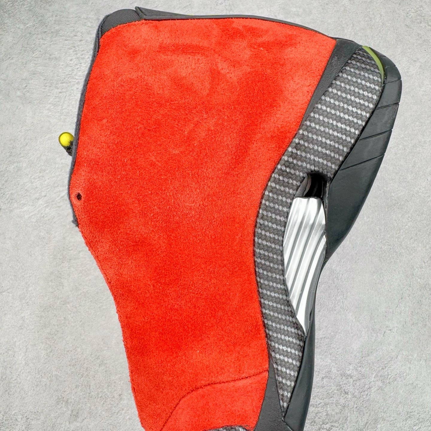 图片[7]-＃Kw纯原福利 Air Jordan AJ14 红色 IF5015-600 外贸特供批次 原楦原档案数据开模打造 原厂中底拉帮钢印 原盒原配 以法拉利 550 Maranello 为设计灵感 类似跑车的全新流线鞋型 鞋头的麂皮与鞋身的荔枝皮相结合 最具代表性的黑红配色 中底内侧开创性的透气孔设计 看起来与跑车的进气口如出一辙 盾牌造型更能让人们直接想到法拉利的 Logo 尺码：40 40.5 41 42 42.5 43 44 44.5 45 46 47.5-选品中心