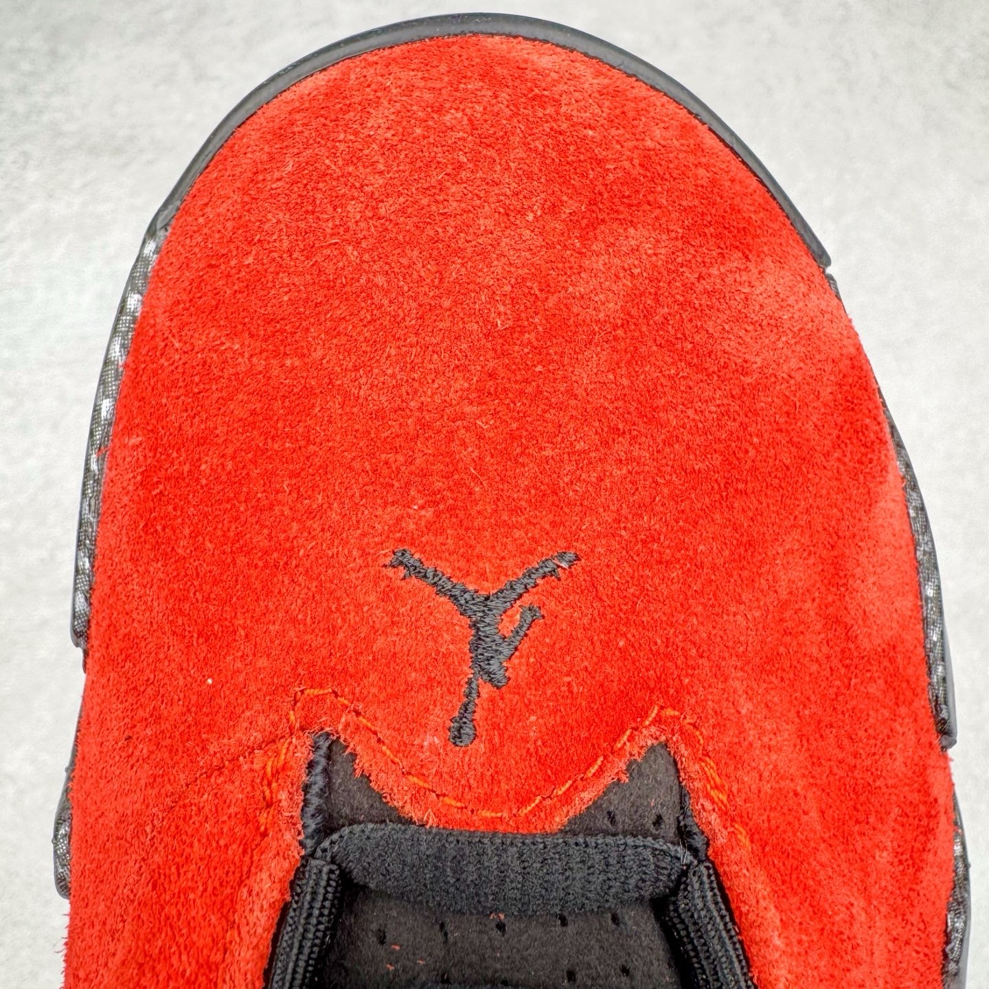 图片[16]-＃Kw纯原福利 Air Jordan AJ14 红色 IF5015-600 外贸特供批次 原楦原档案数据开模打造 原厂中底拉帮钢印 原盒原配 以法拉利 550 Maranello 为设计灵感 类似跑车的全新流线鞋型 鞋头的麂皮与鞋身的荔枝皮相结合 最具代表性的黑红配色 中底内侧开创性的透气孔设计 看起来与跑车的进气口如出一辙 盾牌造型更能让人们直接想到法拉利的 Logo 尺码：40 40.5 41 42 42.5 43 44 44.5 45 46 47.5-选品中心