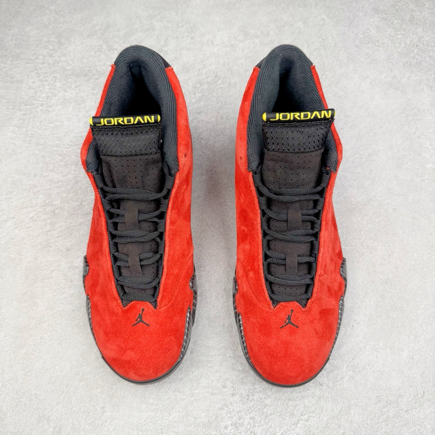 图片[2]-＃Kw纯原福利 Air Jordan AJ14 红色 IF5015-600 外贸特供批次 原楦原档案数据开模打造 原厂中底拉帮钢印 原盒原配 以法拉利 550 Maranello 为设计灵感 类似跑车的全新流线鞋型 鞋头的麂皮与鞋身的荔枝皮相结合 最具代表性的黑红配色 中底内侧开创性的透气孔设计 看起来与跑车的进气口如出一辙 盾牌造型更能让人们直接想到法拉利的 Logo 尺码：40 40.5 41 42 42.5 43 44 44.5 45 46 47.5-选品中心