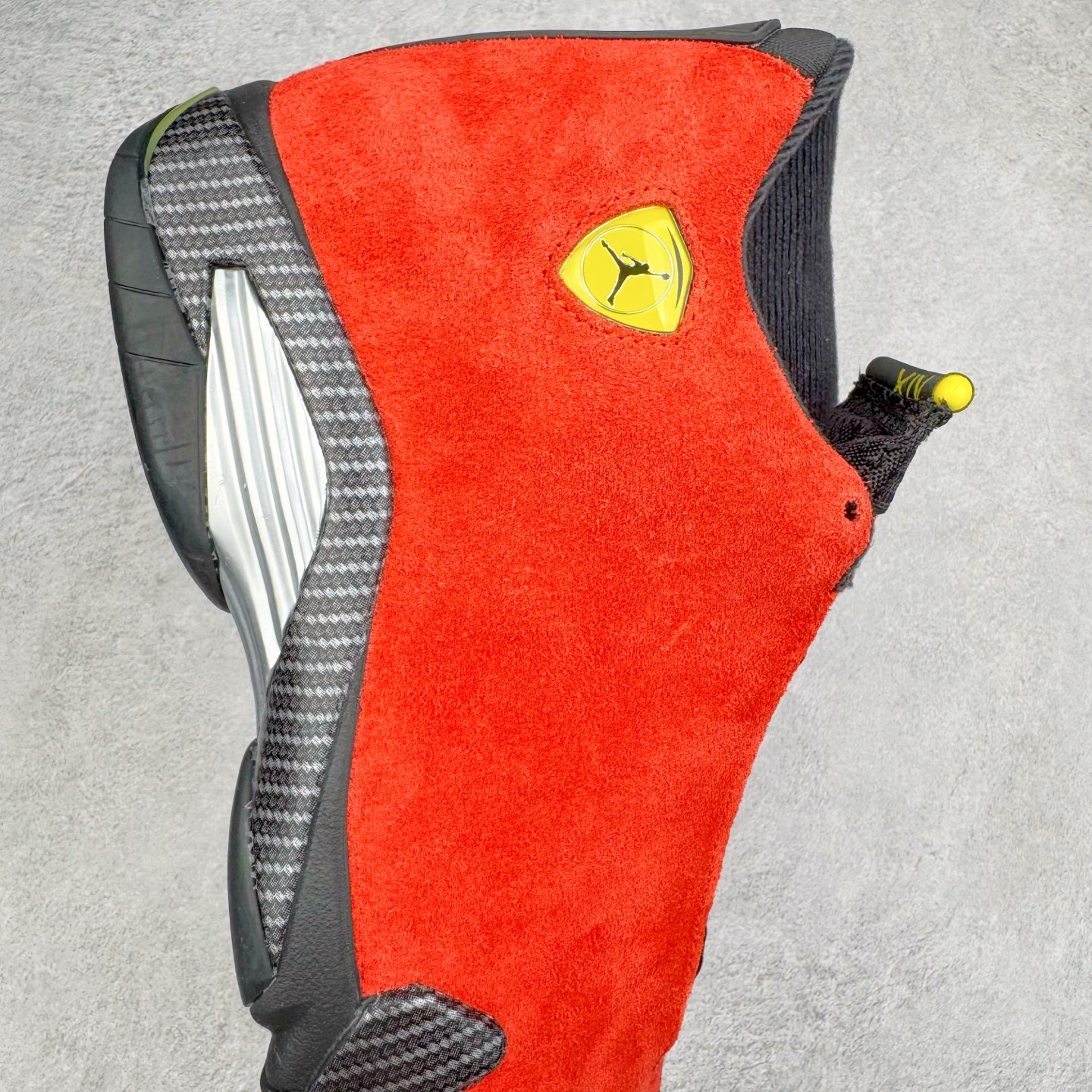 图片[6]-＃Kw纯原福利 Air Jordan AJ14 红色 IF5015-600 外贸特供批次 原楦原档案数据开模打造 原厂中底拉帮钢印 原盒原配 以法拉利 550 Maranello 为设计灵感 类似跑车的全新流线鞋型 鞋头的麂皮与鞋身的荔枝皮相结合 最具代表性的黑红配色 中底内侧开创性的透气孔设计 看起来与跑车的进气口如出一辙 盾牌造型更能让人们直接想到法拉利的 Logo 尺码：40 40.5 41 42 42.5 43 44 44.5 45 46 47.5-选品中心