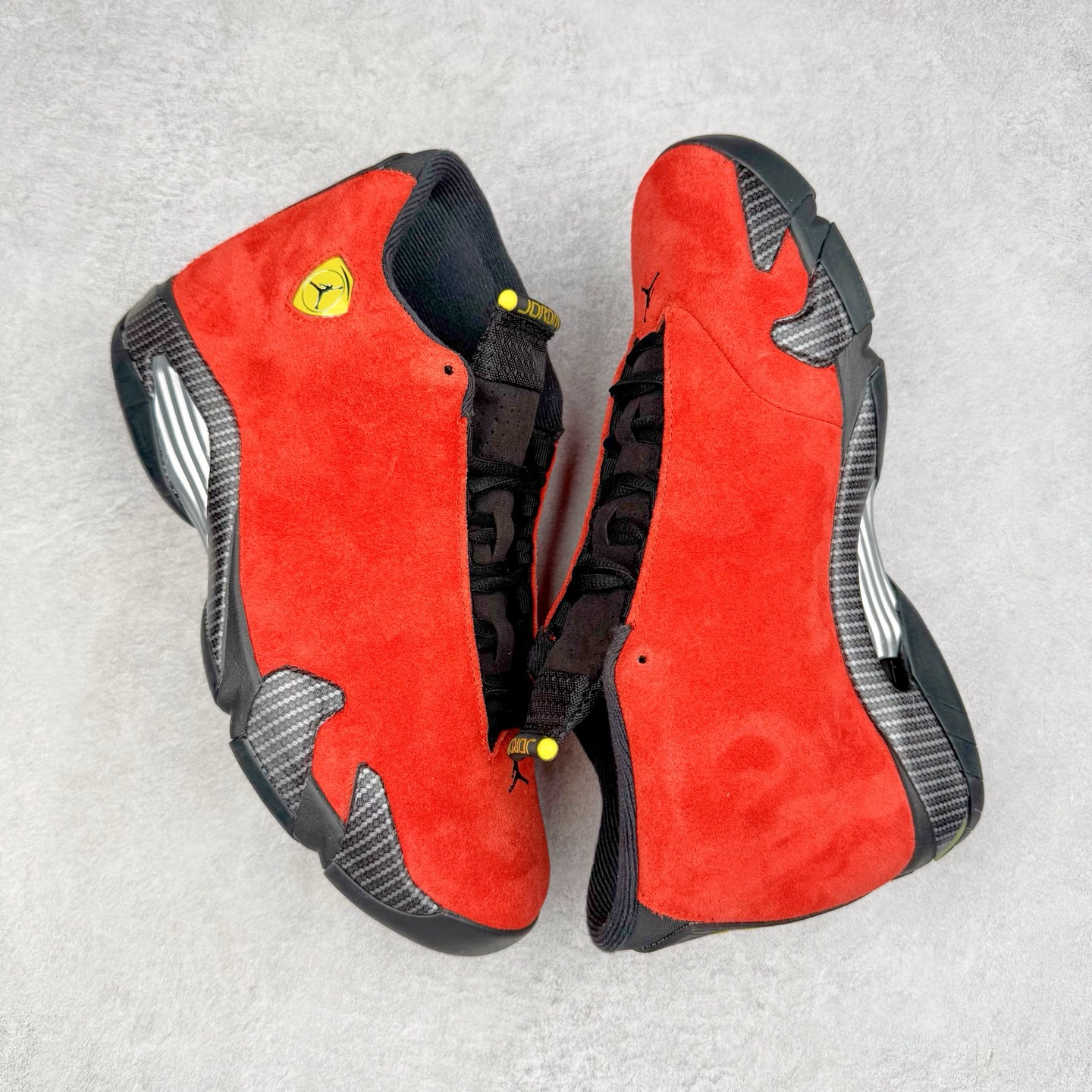 图片[3]-＃Kw纯原福利 Air Jordan AJ14 红色 IF5015-600 外贸特供批次 原楦原档案数据开模打造 原厂中底拉帮钢印 原盒原配 以法拉利 550 Maranello 为设计灵感 类似跑车的全新流线鞋型 鞋头的麂皮与鞋身的荔枝皮相结合 最具代表性的黑红配色 中底内侧开创性的透气孔设计 看起来与跑车的进气口如出一辙 盾牌造型更能让人们直接想到法拉利的 Logo 尺码：40 40.5 41 42 42.5 43 44 44.5 45 46 47.5-选品中心
