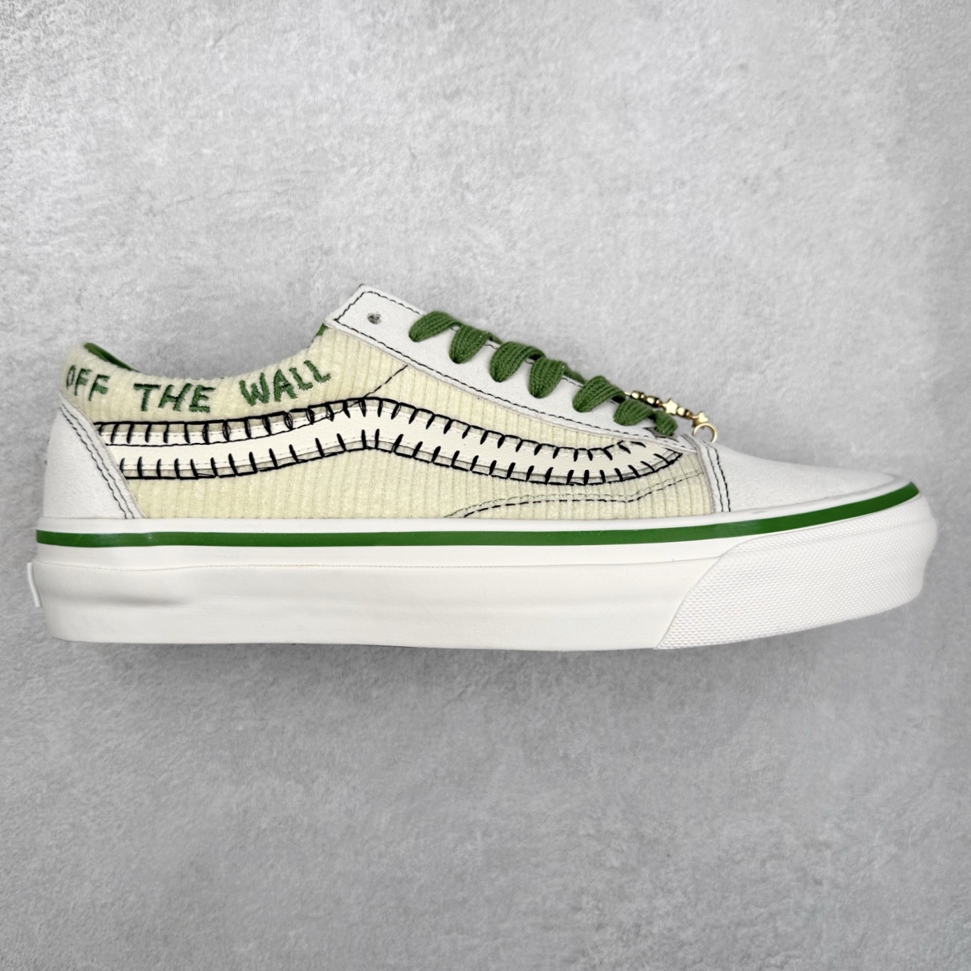 Vans Premium Old Skool 高阶系列 范斯新款 灯芯绒白绿水晶果冻底 鞋款采用米白和草绿色系撞出清新感 灯芯绒鞋面材质 搭配个性串珠挂链和绿色水晶果冻鞋底 玩味十足 整体细节拉满 从鞋型和贴合度方面重塑鞋款 增强复古属性 货号:VN000EGYCRM 尺码:35 36 36.5 37 38 38.5 39 40 40.5 41 42 42.5 43 44-选品中心