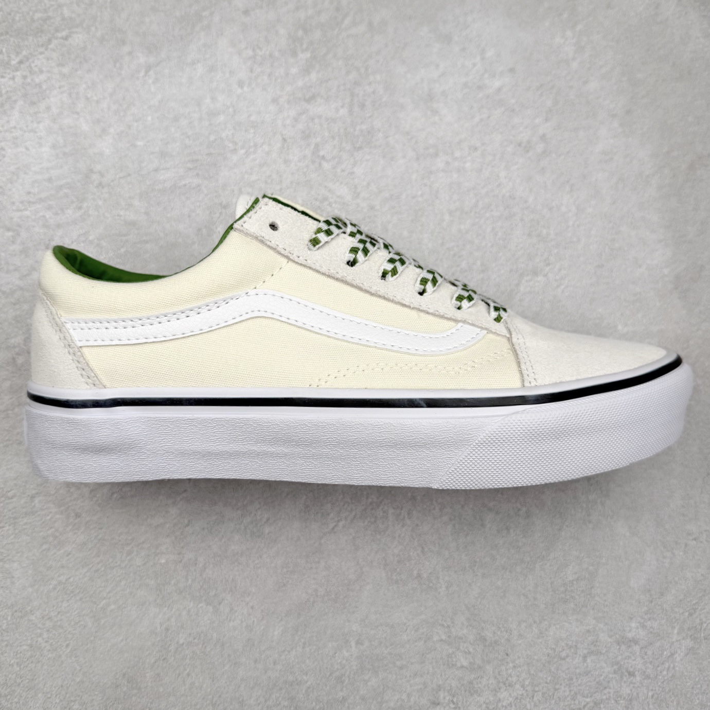 Vans Old Skool 白绿格子鞋带 官方新款 重回复古街头巅峰 鞋面采用麂皮搭配帆布材质打造 质感拉满 从鞋型和贴合度方面重塑鞋款 增强复古属性 货号：VN000D6WBOM 尺码：35 36 36.5 37 38 38.5 39 40 40.5 41 42 42.5 43 44-选品中心
