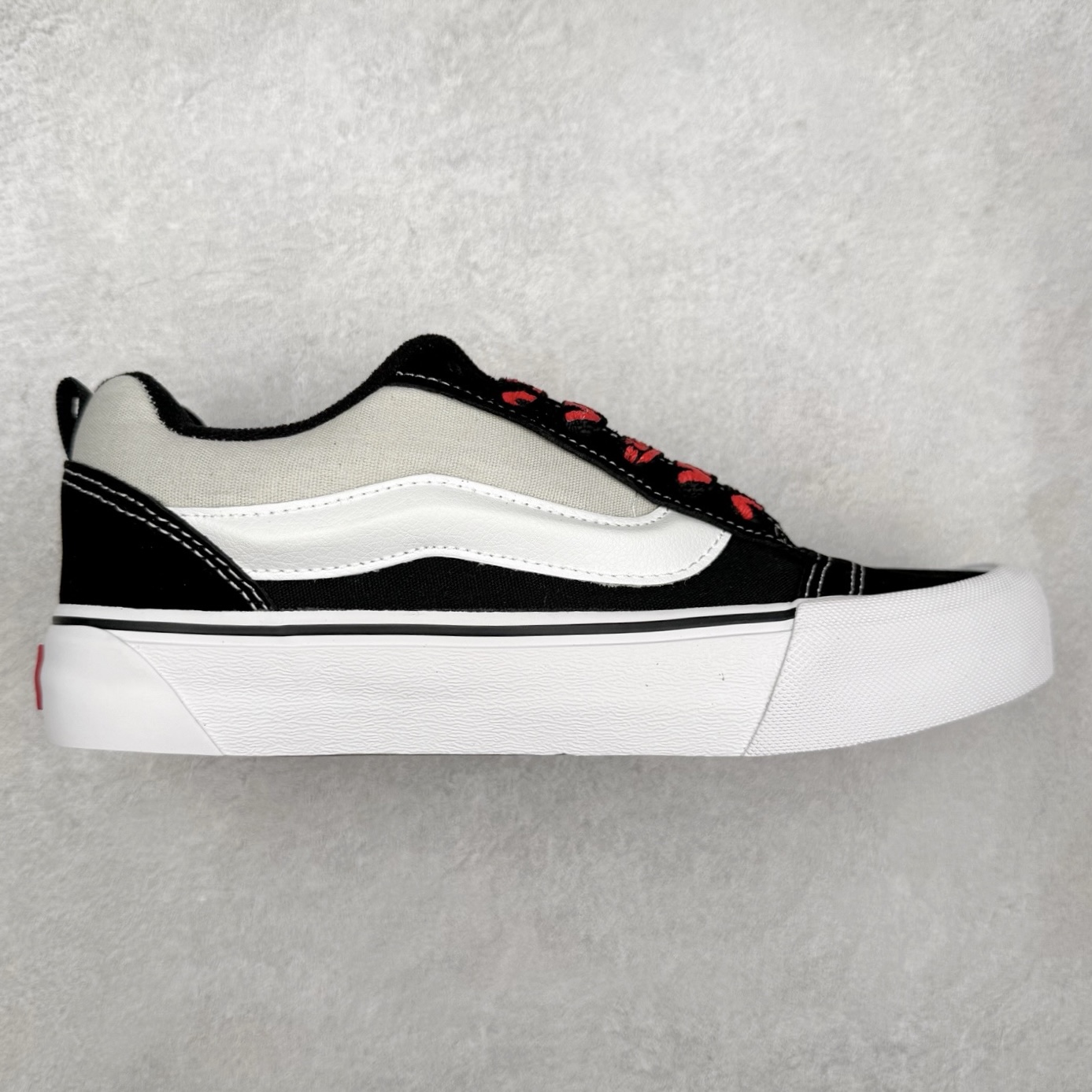Vans Classics Knu Skool 黑白拼接 字母鞋带 厚鞋舌面包鞋 肥胖版大Logo 原版猪八皮面料 尺码:35 36 36.5 37 38 38.5 39 40 40.5 41 42 42.5 43 44 45 工艺:硫化1:1(重量1:1、真标、原钢印、材质标、鞋型标、合格证)-选品中心
