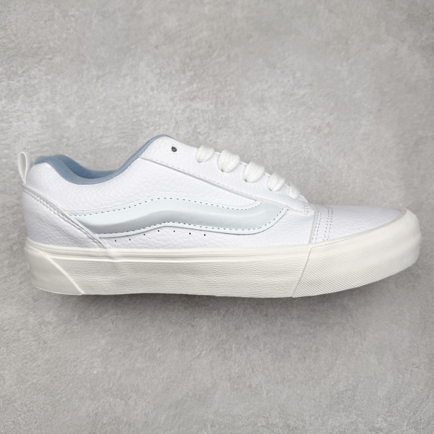 Vans Classics Knu Skool 范斯官方 白蓝皮面复古面包鞋 肥胖版大Logo荔枝纹牛皮面料 货号：VN0009QCDSB 尺码：35 36 36.5 37 38 38.5 39 40 40.5 41 42 42.5 43 44 工艺：硫化1：1（重量1：1、真标、原钢印、材质标、鞋型标、合格证）-选品中心