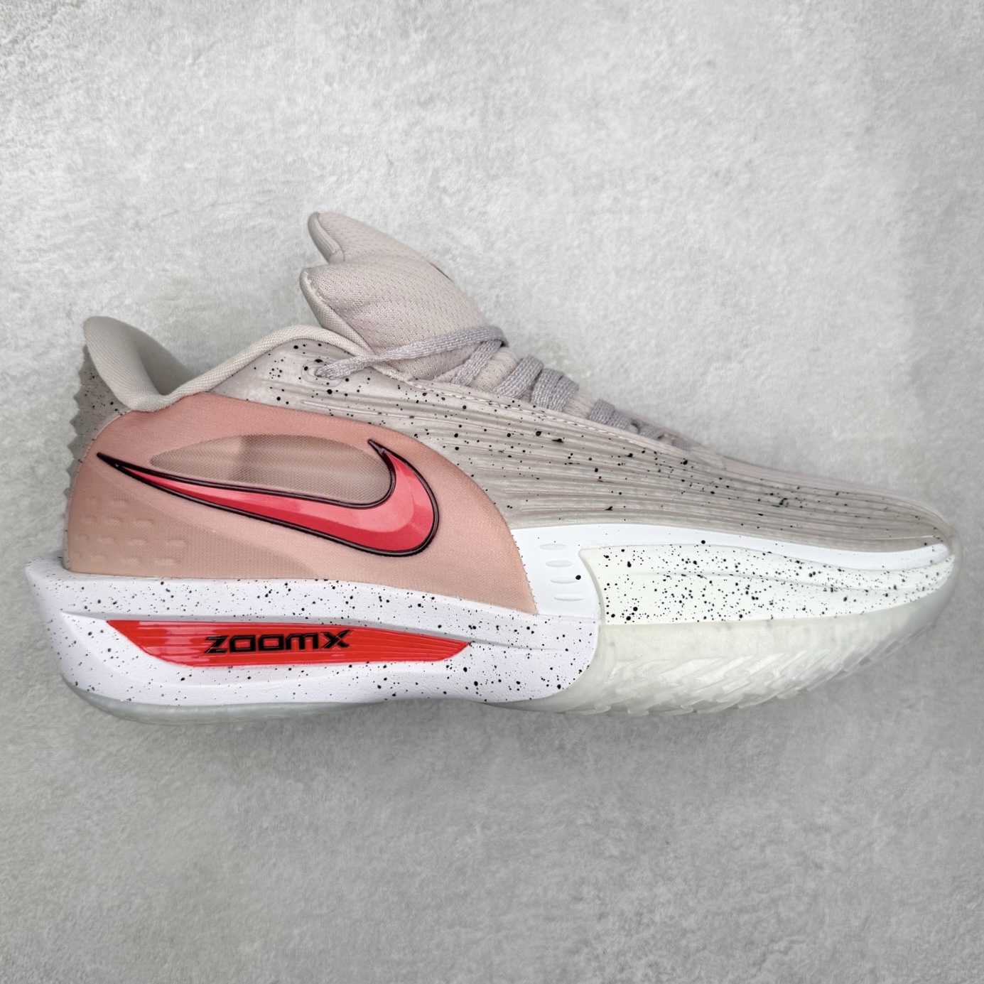 NK G.T. Cut 3.0 EP GT3代实战篮球鞋 HV9919-001 该鞋款采用出众回弹设计 为切入、转向和移步篮筐提供出色的能量回馈 回弹性能带来弹力充沛的迈步体验 助你爆发疾速 全掌型 ZoomX 泡绵 缔造弹力出众的轻盈迈步体验 助你在比赛升温时能够急速快攻 驰骋全场 鞋面绳线与鞋带相结合 有助稳固前足 后跟搭配加垫鞋口 为脚踝营造舒适稳固感受 全掌型 ZoomX 泡绵 能够带来出众的能量回馈 前足外侧采用精巧塑料覆面 在瞬间爆发时提供稳固脚感 尺码：39 40 40.5 41 42 42.5 43 44 44.5 45 46-选品中心