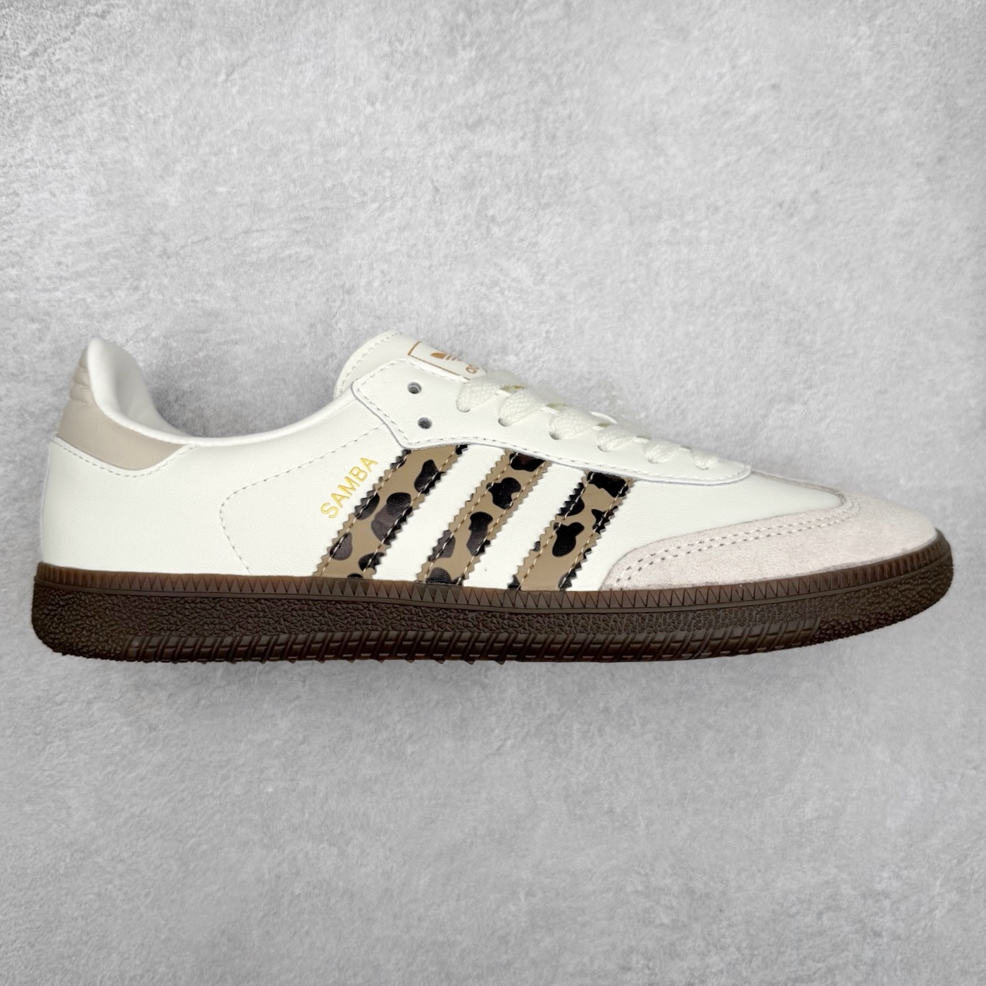 AD Original Samba OG 复古经典轻便板鞋 JQ5874 口碑大厂出品 品控大底版型不断改良更新 全套原纸板楦头开发 确保原汁原味 完美呈现桑巴版型 一比一鞋头弧度高度鞋身弧度 此版本只针对中端市场 皮料材质有所更替 其他数据细节工艺流程均保持一致 绝不口嗨 细节品控鞋型随意对比 正确烫金高频细节 原装纳米超迁皮料 独家私模橡胶大底 原盒原配 这款桑巴鞋展示了高质量的工艺 带有装饰的超锁缝制和无缝的手感 柔软、柔软的皮革造型和标志性的3条纹完成了精致的外观 正规合身鞋带 鞋面上有绒面鞋垫 橡胶鞋底 享受正畸套筒软感 自50年代首次亮相以来就一直在赢得粉丝的青睐 尺码：35.5 36 36.5 37.5 38 38.5 39 40 40.5 41 42 42.5 43 44 44.5 45-选品中心