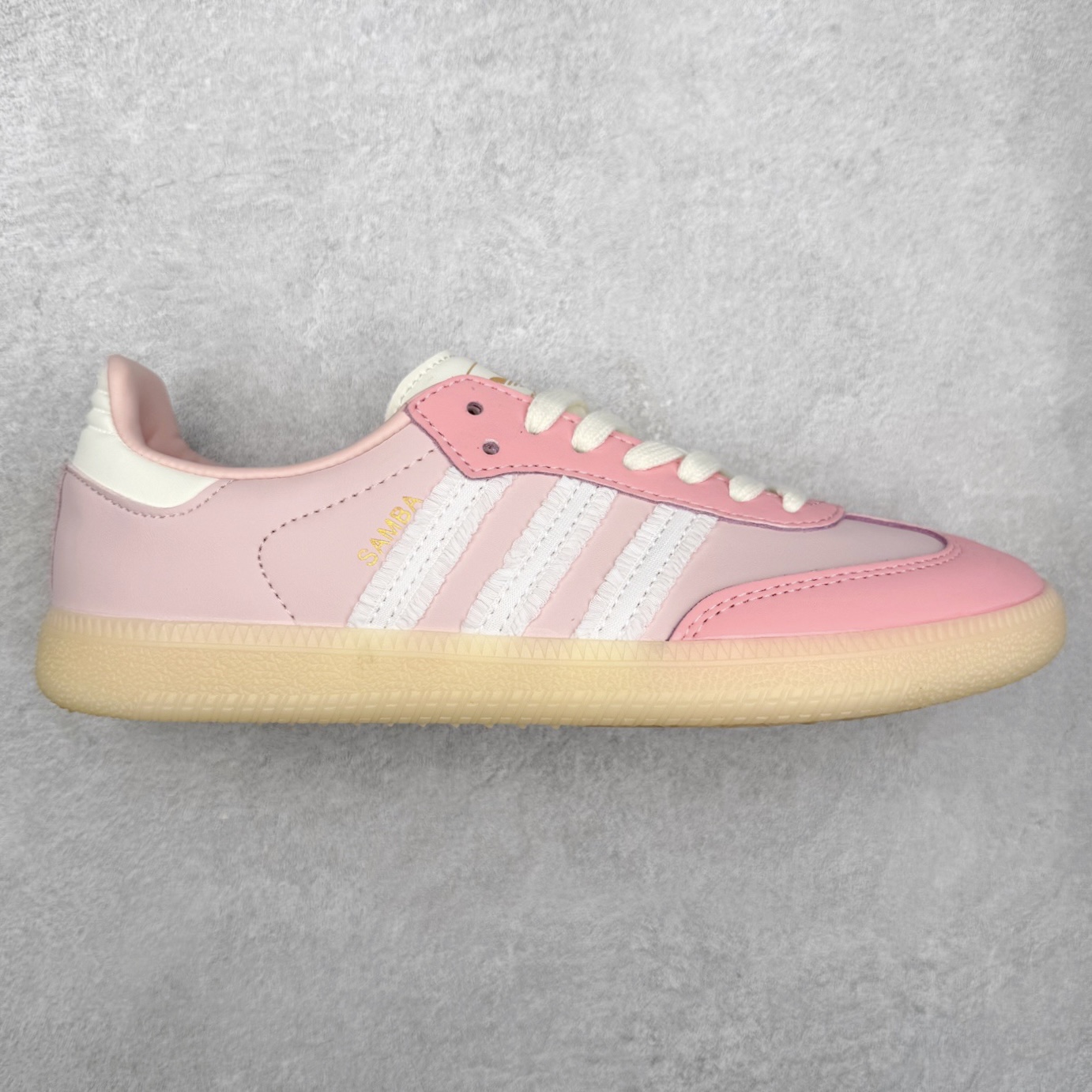 AD Original Samba OG 复古经典轻便板鞋 JR8830 口碑大厂出品 品控大底版型不断改良更新 全套原纸板楦头开发 确保原汁原味 完美呈现桑巴版型 一比一鞋头弧度高度鞋身弧度 此版本只针对中端市场 皮料材质有所更替 其他数据细节工艺流程均保持一致 绝不口嗨 细节品控鞋型随意对比 正确烫金高频细节 原装纳米超迁皮料 独家私模橡胶大底 原盒原配 这款桑巴鞋展示了高质量的工艺 带有装饰的超锁缝制和无缝的手感 柔软、柔软的皮革造型和标志性的3条纹完成了精致的外观 正规合身鞋带 鞋面上有绒面鞋垫 橡胶鞋底 享受正畸套筒软感 自50年代首次亮相以来就一直在赢得粉丝的青睐 尺码：35.5 36 36.5 37.5 38 38.5 39 40 40.5 41 42 42.5 43 44 44.5 45-选品中心