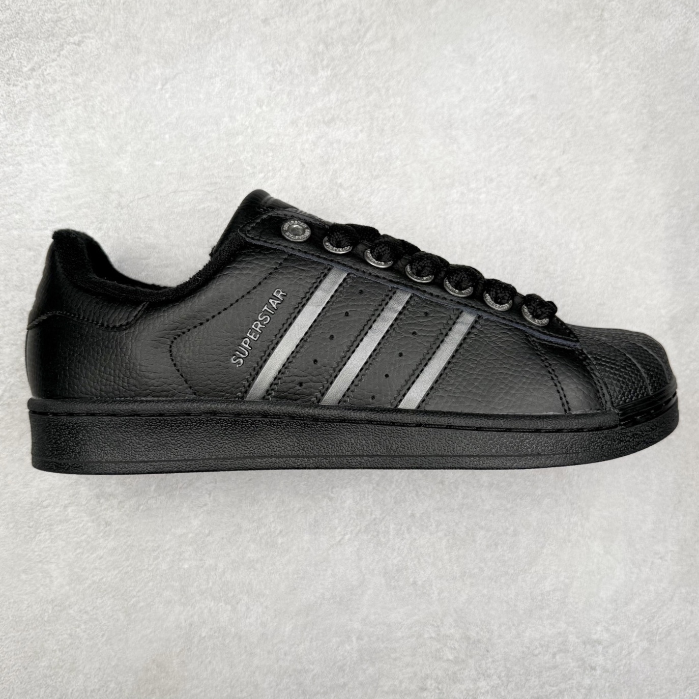 AD Originals Superstar 经典复古贝壳头板鞋 JQ3914 诞生于1969年 是第一双将全皮面鞋 身与橡胶鞋头结合在一起的低帮篮球鞋 Superstar最开始 是作为高帮篮球鞋Pro Model的低帮版本而出现的 但因为其独特和醒目的橡胶鞋头造型而让大家熟知 被大家形象地称为\\\”shelltoe\\\”贝壳头 在70年代的美国职业篮球场上 接近3/4的NBA球员都将这双Superstar作为场上用鞋 80年代之后 经过不断的改良和发展 Superstar逐渐成为横跨时装、音乐、街头文化、休闲和运动等各大领域的时尚潮鞋 尺码：36 36.5 37 38 38.5 39 40 40.5 41 42 42.5 43 44 44.5 45-选品中心
