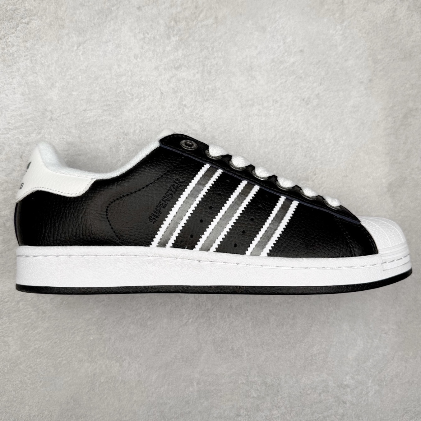 AD Originals Superstar 经典复古贝壳头板鞋 JQ0314 诞生于1969年 是第一双将全皮面鞋 身与橡胶鞋头结合在一起的低帮篮球鞋 Superstar最开始 是作为高帮篮球鞋Pro Model的低帮版本而出现的 但因为其独特和醒目的橡胶鞋头造型而让大家熟知 被大家形象地称为\\\”shelltoe\\\”贝壳头 在70年代的美国职业篮球场上 接近3/4的NBA球员都将这双Superstar作为场上用鞋 80年代之后 经过不断的改良和发展 Superstar逐渐成为横跨时装、音乐、街头文化、休闲和运动等各大领域的时尚潮鞋 尺码：36 36.5 37 38 38.5 39 40 40.5 41 42 42.5 43 44 44.5 45-选品中心