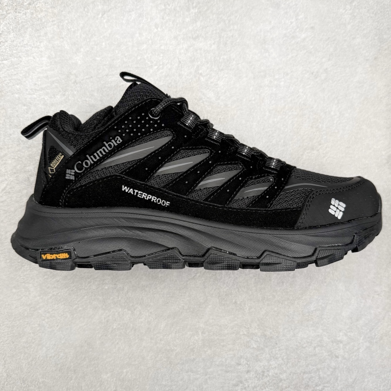 Columbia 哥伦比亚户外登山鞋休闲鞋户外越野徒步鞋广东大厂品质 面料采用进口磨砂牛皮 鞋底采用Vibram黄金大底 专门为鞋底设计的橡胶以出色的耐磨性，良好的防滑性，均匀的质地获得了众多品牌的认可Columbia成立于1938年，源自美国俄勒 州波特兰市，是有着80年悠久历史的国际户外品牌。作为户外科技的先驱者，哥伦比亚倡导“Tested Tough要玩就玩真的”品牌精神。实地测试文化作为其品牌基因，致力透过产品传递品牌精髓.Columbia执着于让消费者在户外得到专业的真实保护，可以更长时间地享受户外乐趣 尺码：40-45（运动码）-选品中心