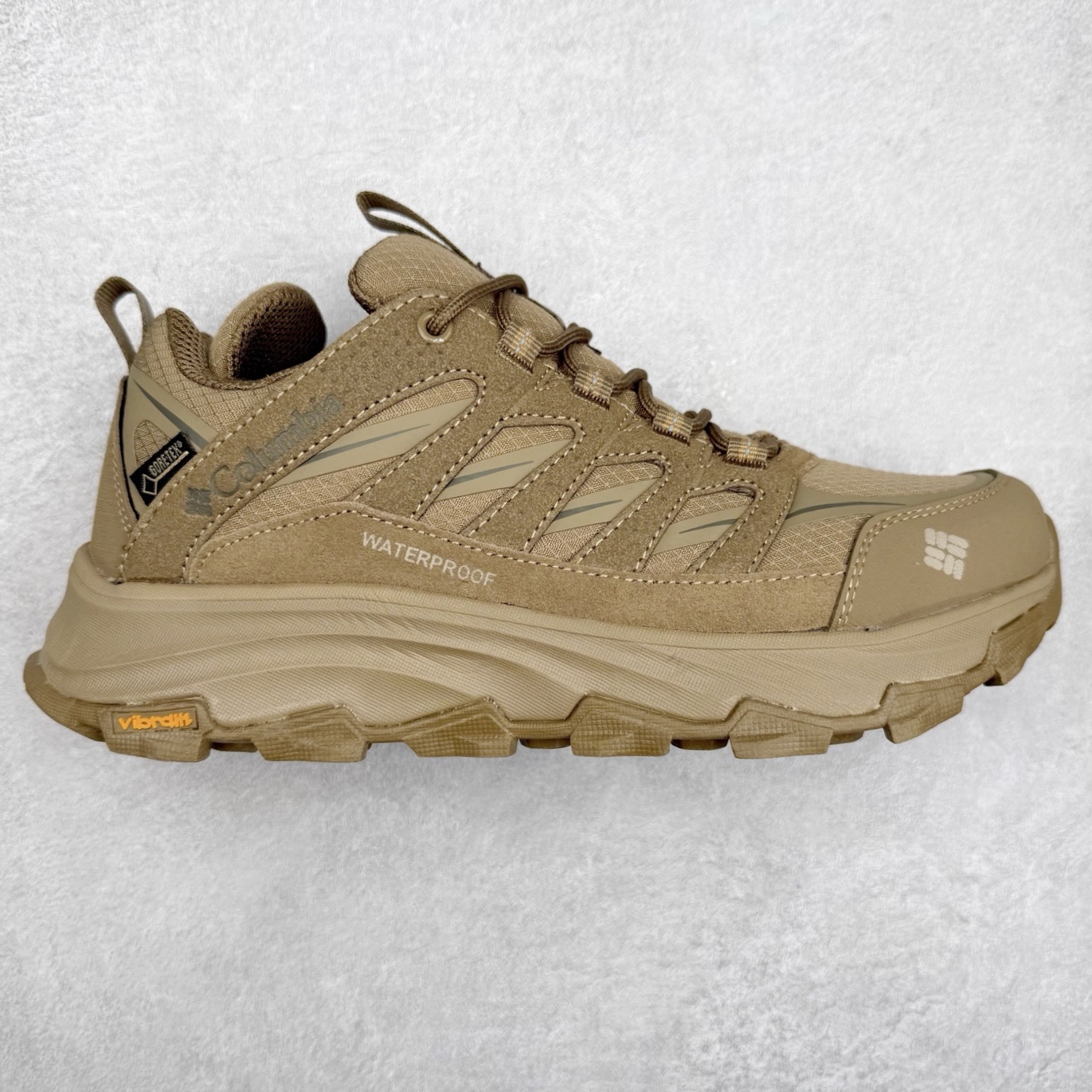 Columbia 哥伦比亚户外登山鞋休闲鞋户外越野徒步鞋广东大厂品质 面料采用进口磨砂牛皮 鞋底采用Vibram黄金大底 专门为鞋底设计的橡胶以出色的耐磨性，良好的防滑性，均匀的质地获得了众多品牌的认可Columbia成立于1938年，源自美国俄勒 州波特兰市，是有着80年悠久历史的国际户外品牌。作为户外科技的先驱者，哥伦比亚倡导“Tested Tough要玩就玩真的”品牌精神。实地测试文化作为其品牌基因，致力透过产品传递品牌精髓.Columbia执着于让消费者在户外得到专业的真实保护，可以更长时间地享受户外乐趣 尺码：40-45（运动码）-选品中心