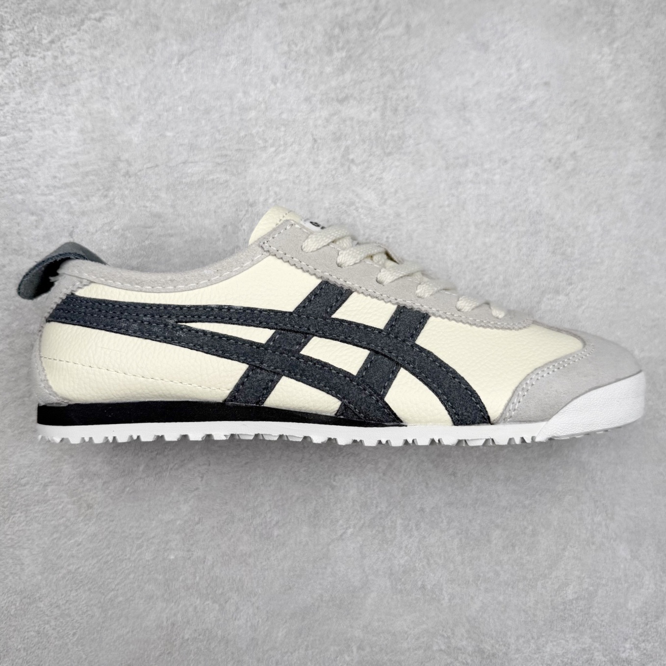 ＃纯原福利 Asics Onitsuka Tiger MEXICO 66 亚瑟士鬼冢虎复古经典板鞋 市场最强版本 原厂牛津布加持 海外订单工厂出品 超成熟稳定的做工品控 原装全套纸板楦头开发 原汁原味 完美呈现版型 私模正确鞋底咬花纹路 一比一鞋头弧度高度鞋身弧度 绝不口嗨 细节品控鞋型随意秒杀市面 原档咬花纹路私模大底 一个单元有六个三角形 总体形拼接呈现花瓣状 官方四联吊牌 原装Ortholite轻量化鞋垫 原盒原配 质保卡 说明书 钢印防尘纸 纸板中底带钢印 乳胶组合鞋垫 支持全方位的对比专柜 产品从款式颜色造型上体现出追求舒适和细节的完美 鞋类更是推崇手工制作的严谨与完美 融舒适性与可穿性的设计风格 注重细节的完美和别致魅力 既保持稳重 又不失轻松的时尚感 尺码：36 37 37.5 38 39 39.5 40 40.5 41.5 42 42.5 43.5 44 45-选品中心