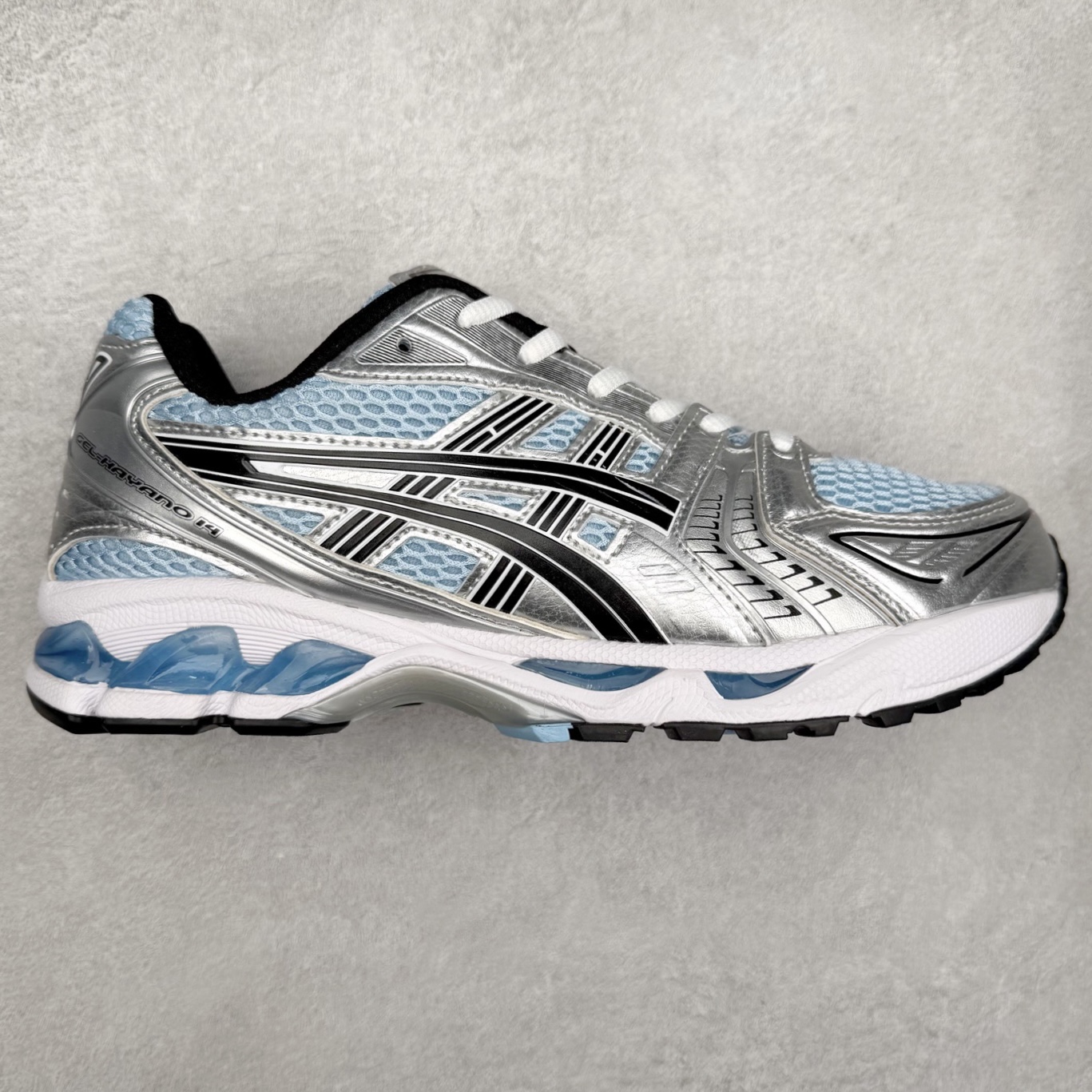 ＃特价福利 ASICS GEL-KAYANO 14 亚瑟士K14系列户外复古潮流百搭织物合成革缓震休闲跑步鞋 原装纸板楦头开发 独家私模五层组合大底 原厂定制缓震硅胶加持 原盒原配 官方四联吊牌 原装Ortholite轻量化鞋垫 设计师 Hidenori Yamashita 以「Flash」一词为灵感 创造出未来感金属色鞋面 改造升级内在性能 由内而外全面革新 为 GEL-KAYANO 家族传承及经典跑鞋文化的延续 创下里程碑式作品 K14跑鞋重新诠释了复古的跑步形状 并以其 2000 年代后期的美学理念重新铺装 银色与蓝色的鞋面极为高档 网面铺陈与鞋面、鞋头多处细节位增添了透气性 鞋后跟部中底上以及多密度耐磨鞋底增加了 GEL 缓震胶 提供高抗冲击性、缓冲性、可保护脚部免受地面冲击的影响 穿着舒适性十足 尺码：35.5 36 37 37.5 38 39 39.5 40.5 41.5 42 42.5 43.5 44 45-选品中心
