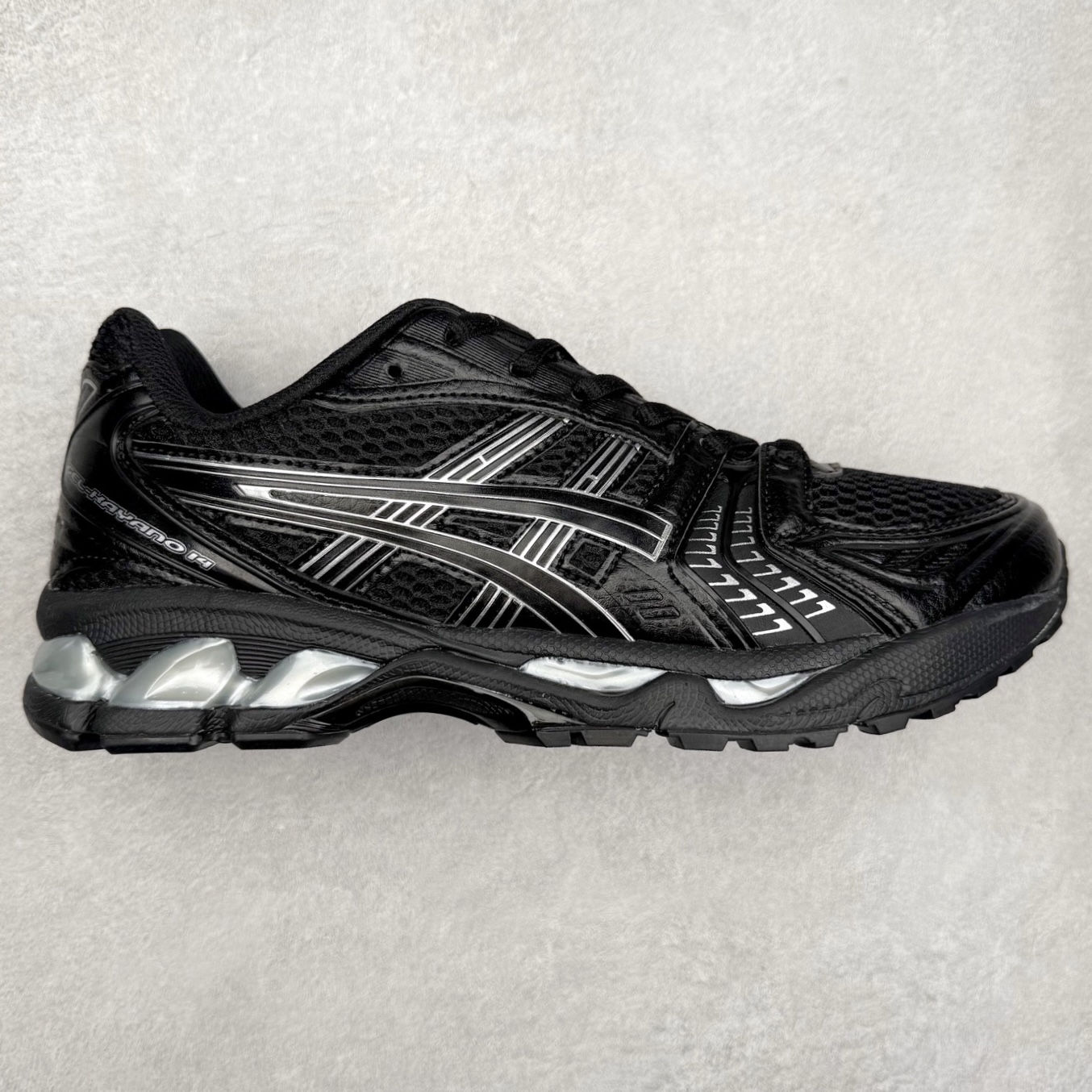 ＃特价福利 ASICS GEL-KAYANO 14 亚瑟士K14系列户外复古潮流百搭织物合成革缓震休闲跑步鞋 原装纸板楦头开发 独家私模五层组合大底 原厂定制缓震硅胶加持 原盒原配 官方四联吊牌 原装Ortholite轻量化鞋垫 设计师 Hidenori Yamashita 以「Flash」一词为灵感 创造出未来感金属色鞋面 改造升级内在性能 由内而外全面革新 为 GEL-KAYANO 家族传承及经典跑鞋文化的延续 创下里程碑式作品 K14跑鞋重新诠释了复古的跑步形状 并以其 2000 年代后期的美学理念重新铺装 银色与蓝色的鞋面极为高档 网面铺陈与鞋面、鞋头多处细节位增添了透气性 鞋后跟部中底上以及多密度耐磨鞋底增加了 GEL 缓震胶 提供高抗冲击性、缓冲性、可保护脚部免受地面冲击的影响 穿着舒适性十足 尺码：35.5 36 37 37.5 38 39 39.5 40.5 41.5 42 42.5 43.5 44 45-选品中心