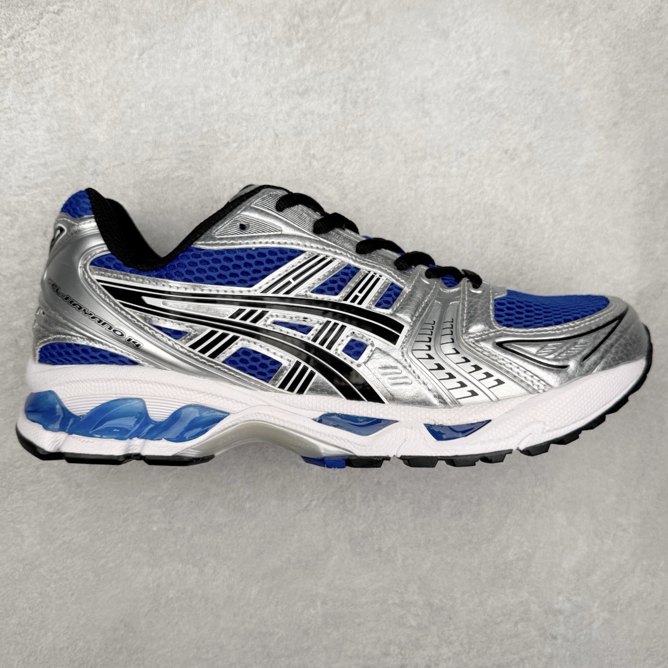 ＃特价福利 ASICS GEL-KAYANO 14 亚瑟士K14系列户外复古潮流百搭织物合成革缓震休闲跑步鞋 原装纸板楦头开发 独家私模五层组合大底 原厂定制缓震硅胶加持 原盒原配 官方四联吊牌 原装Ortholite轻量化鞋垫 设计师 Hidenori Yamashita 以「Flash」一词为灵感 创造出未来感金属色鞋面 改造升级内在性能 由内而外全面革新 为 GEL-KAYANO 家族传承及经典跑鞋文化的延续 创下里程碑式作品 K14跑鞋重新诠释了复古的跑步形状 并以其 2000 年代后期的美学理念重新铺装 银色与蓝色的鞋面极为高档 网面铺陈与鞋面、鞋头多处细节位增添了透气性 鞋后跟部中底上以及多密度耐磨鞋底增加了 GEL 缓震胶 提供高抗冲击性、缓冲性、可保护脚部免受地面冲击的影响 穿着舒适性十足 尺码：35.5 36 37 37.5 38 39 39.5 40.5 41.5 42 42.5 43.5 44 45-选品中心