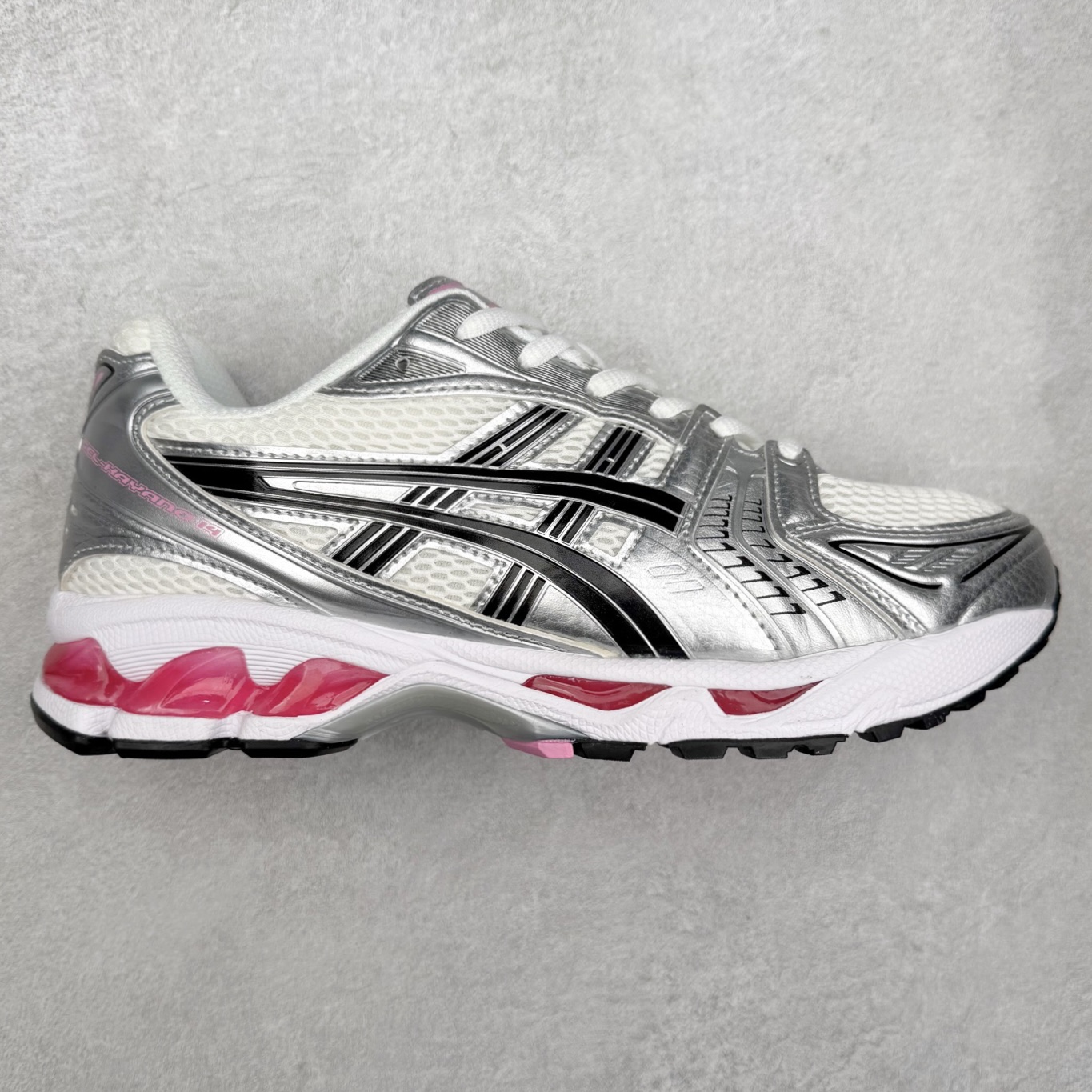 ＃特价福利 ASICS GEL-KAYANO 14 亚瑟士K14系列户外复古潮流百搭织物合成革缓震休闲跑步鞋 原装纸板楦头开发 独家私模五层组合大底 原厂定制缓震硅胶加持 原盒原配 官方四联吊牌 原装Ortholite轻量化鞋垫 设计师 Hidenori Yamashita 以「Flash」一词为灵感 创造出未来感金属色鞋面 改造升级内在性能 由内而外全面革新 为 GEL-KAYANO 家族传承及经典跑鞋文化的延续 创下里程碑式作品 K14跑鞋重新诠释了复古的跑步形状 并以其 2000 年代后期的美学理念重新铺装 银色与蓝色的鞋面极为高档 网面铺陈与鞋面、鞋头多处细节位增添了透气性 鞋后跟部中底上以及多密度耐磨鞋底增加了 GEL 缓震胶 提供高抗冲击性、缓冲性、可保护脚部免受地面冲击的影响 穿着舒适性十足 尺码：35.5 36 37 37.5 38 39 39.5 40.5 41.5 42 42.5 43.5 44 45-选品中心