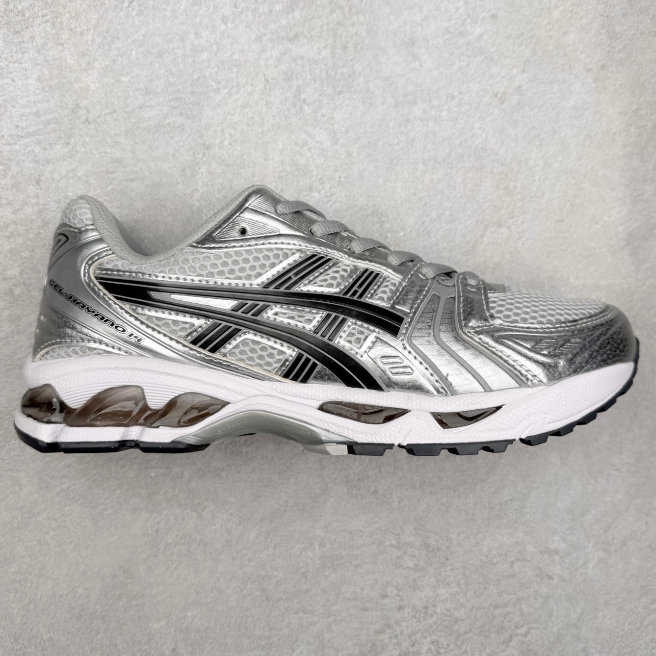 ＃特价福利 ASICS GEL-KAYANO 14 亚瑟士K14系列户外复古潮流百搭织物合成革缓震休闲跑步鞋 原装纸板楦头开发 独家私模五层组合大底 原厂定制缓震硅胶加持 原盒原配 官方四联吊牌 原装Ortholite轻量化鞋垫 设计师 Hidenori Yamashita 以「Flash」一词为灵感 创造出未来感金属色鞋面 改造升级内在性能 由内而外全面革新 为 GEL-KAYANO 家族传承及经典跑鞋文化的延续 创下里程碑式作品 K14跑鞋重新诠释了复古的跑步形状 并以其 2000 年代后期的美学理念重新铺装 银色与蓝色的鞋面极为高档 网面铺陈与鞋面、鞋头多处细节位增添了透气性 鞋后跟部中底上以及多密度耐磨鞋底增加了 GEL 缓震胶 提供高抗冲击性、缓冲性、可保护脚部免受地面冲击的影响 穿着舒适性十足 尺码：35.5 36 37 37.5 38 39 39.5 40.5 41.5 42 42.5 43.5 44 45-选品中心