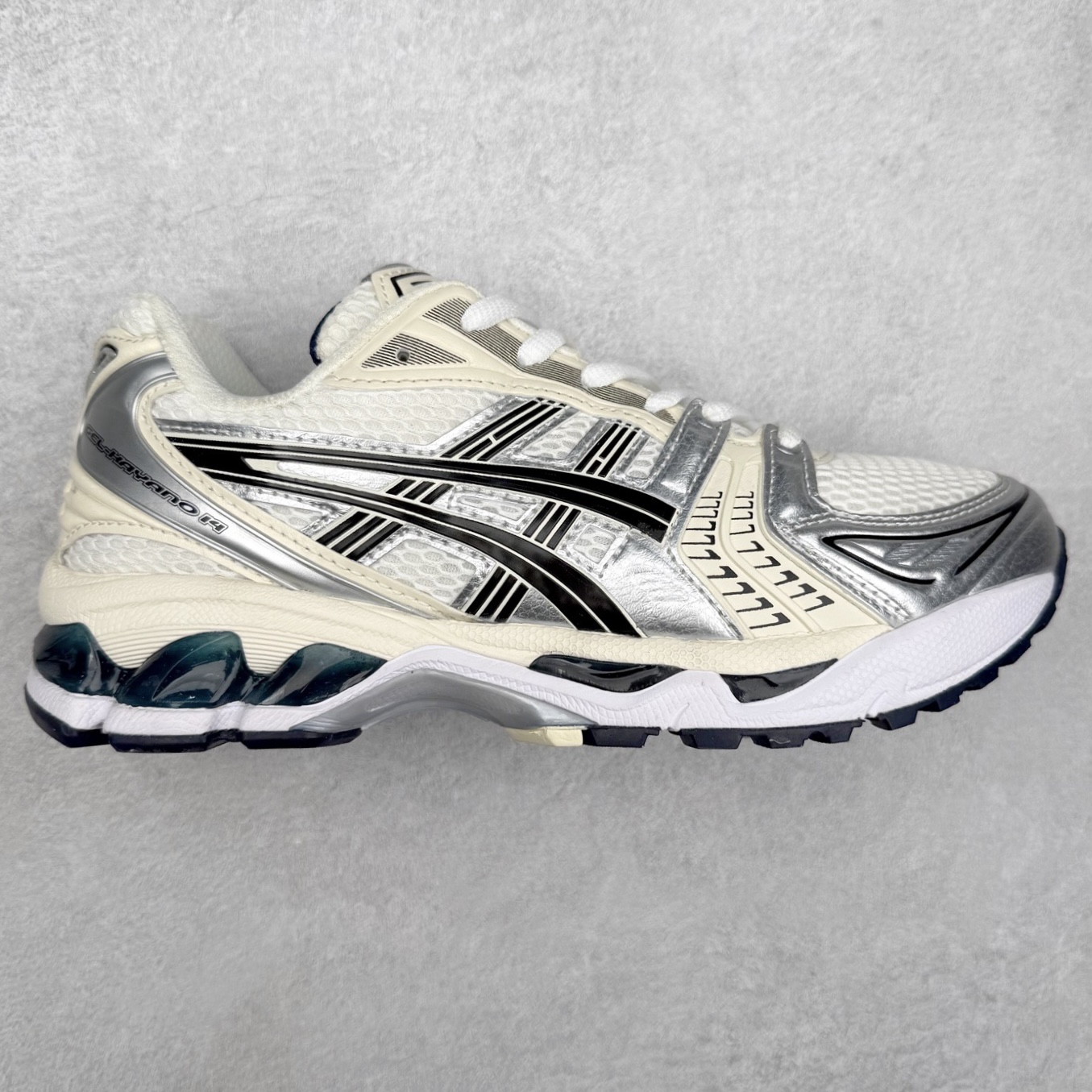 ＃特价福利 ASICS GEL-KAYANO 14 亚瑟士K14系列户外复古潮流百搭织物合成革缓震休闲跑步鞋 原装纸板楦头开发 独家私模五层组合大底 原厂定制缓震硅胶加持 原盒原配 官方四联吊牌 原装Ortholite轻量化鞋垫 设计师 Hidenori Yamashita 以「Flash」一词为灵感 创造出未来感金属色鞋面 改造升级内在性能 由内而外全面革新 为 GEL-KAYANO 家族传承及经典跑鞋文化的延续 创下里程碑式作品 K14跑鞋重新诠释了复古的跑步形状 并以其 2000 年代后期的美学理念重新铺装 银色与蓝色的鞋面极为高档 网面铺陈与鞋面、鞋头多处细节位增添了透气性 鞋后跟部中底上以及多密度耐磨鞋底增加了 GEL 缓震胶 提供高抗冲击性、缓冲性、可保护脚部免受地面冲击的影响 穿着舒适性十足 尺码：35.5 36 37 37.5 38 39 39.5 40.5 41.5 42 42.5 43.5 44 45-选品中心