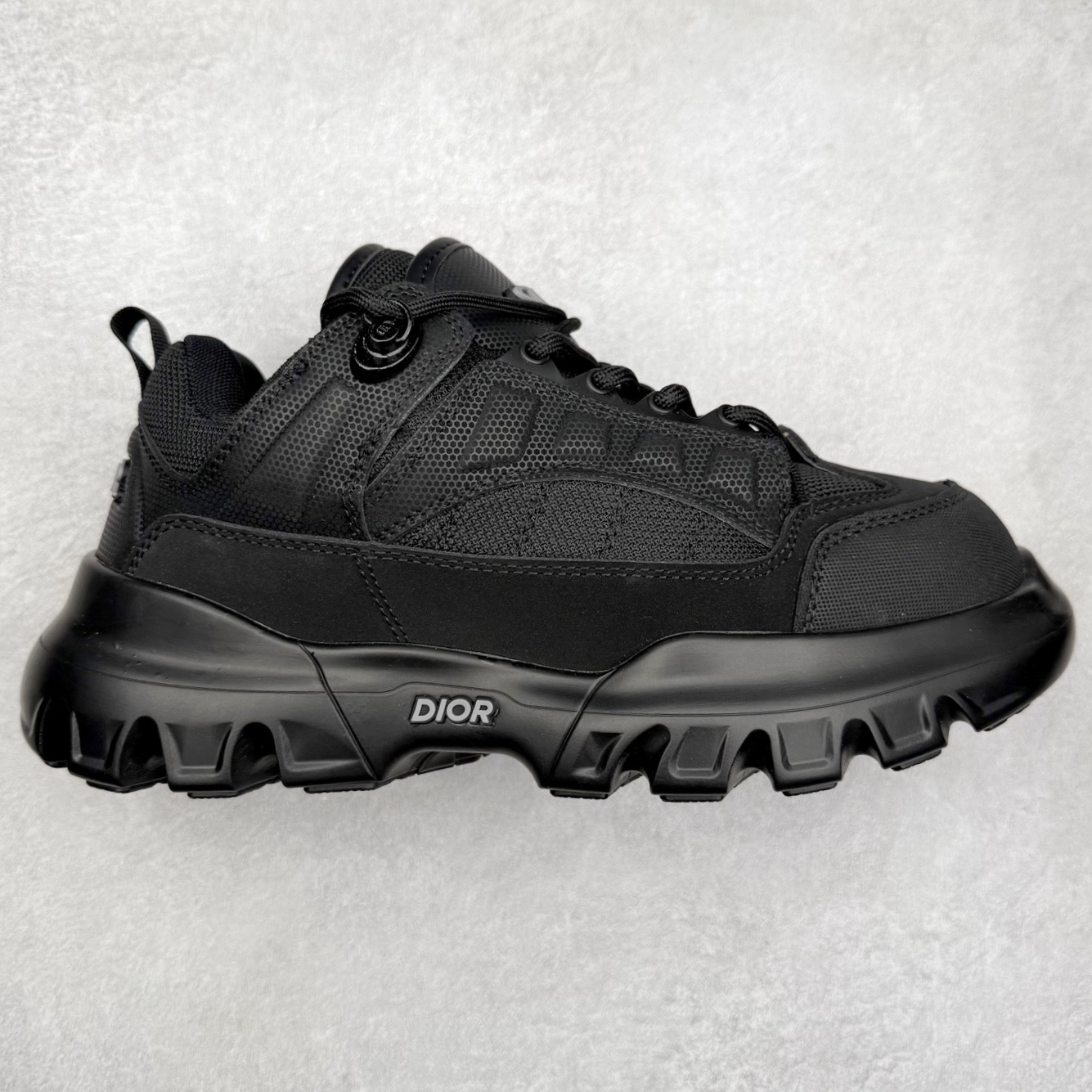 DIOR Snow 迪奥圆头系带低帮生活休闲鞋 老爹风系带低帮透气休闲运动慢跑鞋 独立编号限定版 升级原楦原纸版数据开发版型#全套专柜代购配件 采用反绒牛皮组合3D喷涂尼龙网织科技鞋面材质 正确吸汗网布贴合PU高弹发泡增高鞋垫 独家开发组合TR光泽耐韧隔色橡胶鞋底 Christian Dior，简称迪奥（Dior），是法国著名高价奢侈品品牌。迪奥公司由法国时装设计师克里斯汀•迪奥创立，总部设在巴黎。自1946年创始以来，Dior一直是华丽与高雅的代名词。不论是时装、化妆品或是其他产品，克里斯汀•迪奥在时尚殿堂一直雄踞顶端Dior之所以能成为经典，除了其创新中又带着优雅的设计，亦培育出许多优秀的年轻设计师。主要经营女装、男装、首饰、香水、化妆品、童装等高档消费品。尺码：35 36 37 38 39 40 41 42 43 44 45-选品中心