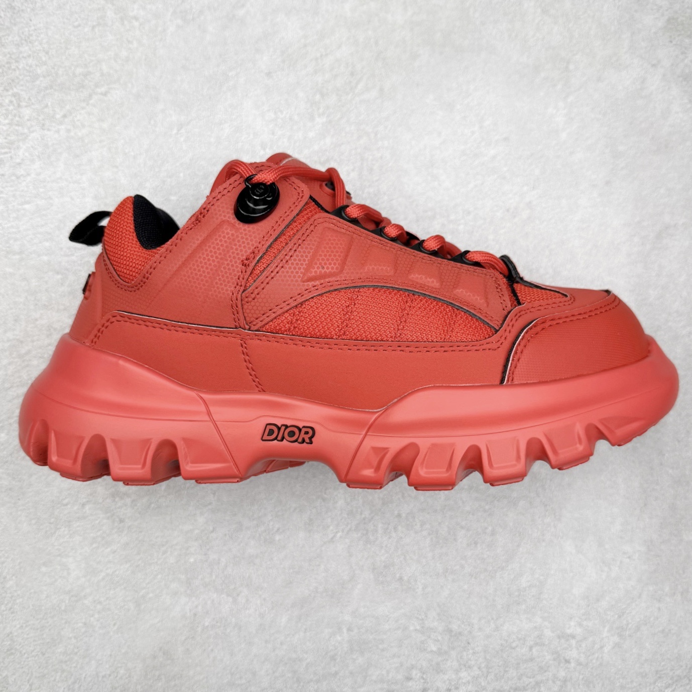 DIOR Snow 迪奥圆头系带低帮生活休闲鞋 老爹风系带低帮透气休闲运动慢跑鞋 独立编号限定版 升级原楦原纸版数据开发版型#全套专柜代购配件 采用反绒牛皮组合3D喷涂尼龙网织科技鞋面材质 正确吸汗网布贴合PU高弹发泡增高鞋垫 独家开发组合TR光泽耐韧隔色橡胶鞋底 Christian Dior，简称迪奥（Dior），是法国著名高价奢侈品品牌。迪奥公司由法国时装设计师克里斯汀•迪奥创立，总部设在巴黎。自1946年创始以来，Dior一直是华丽与高雅的代名词。不论是时装、化妆品或是其他产品，克里斯汀•迪奥在时尚殿堂一直雄踞顶端Dior之所以能成为经典，除了其创新中又带着优雅的设计，亦培育出许多优秀的年轻设计师。主要经营女装、男装、首饰、香水、化妆品、童装等高档消费品。尺码：35 36 37 38 39 40 41 42 43 44 45-选品中心