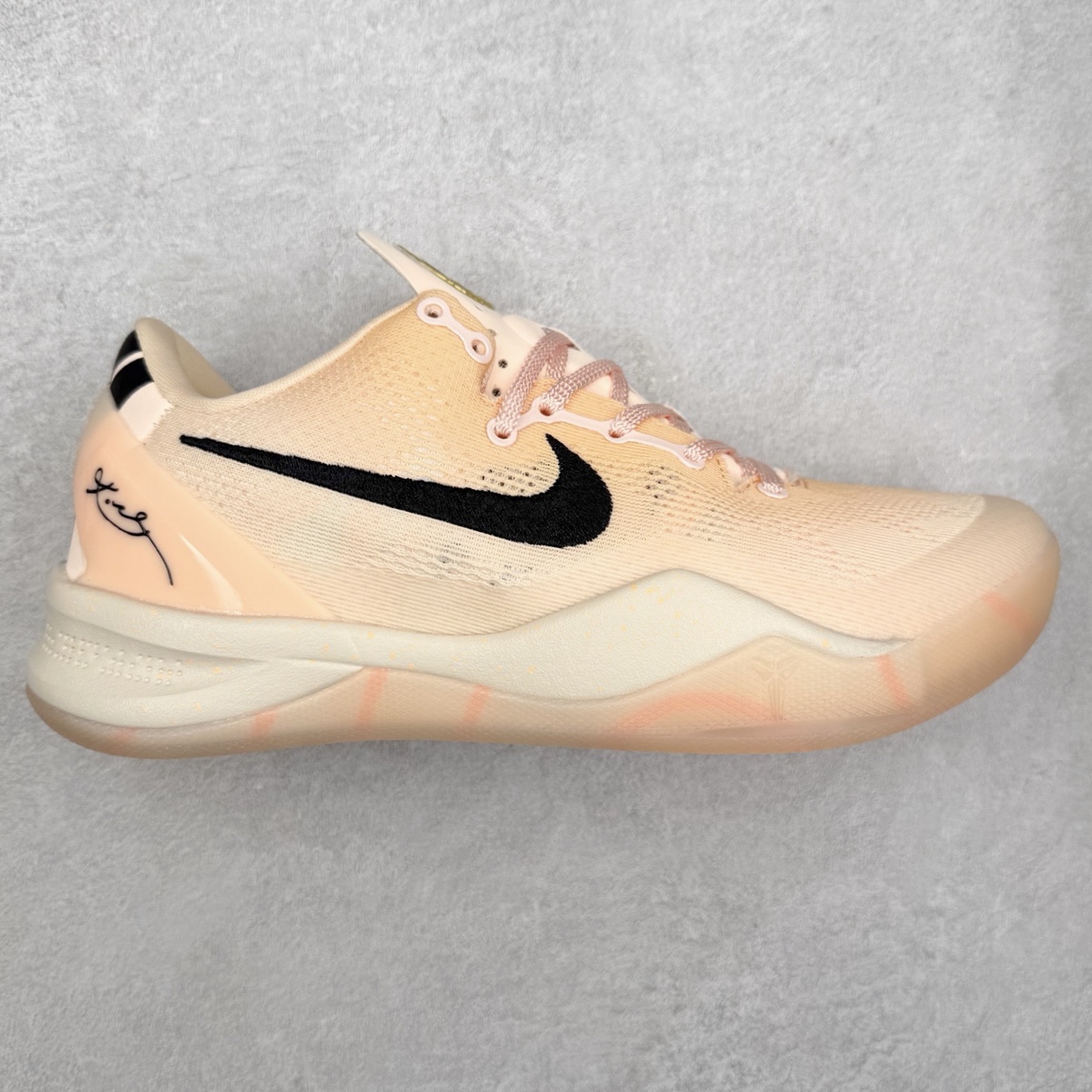 NK Zoom Kobe Ⅷ System 科比8代复刻实战运动低帮文化篮球鞋 HQ3138-800 #独家原厂飞线工艺#鞋垫升级配备超厚PHYLON中底#前后掌部位搭载真Zoom气垫单元#塑料碳纤维支撑中板 KOBE VII体系的速度模块配备了 PHYLON 中底和在前后掌部位的 Zoom气垫单元，提供快速响应的缓冲。同时，采用低帮弹力鞋口设计，使鞋子能够紧贴脚踝提供更好的支撑。速度模块采用贴合脚面的舒适包裹设计，摒弃传统的鞋舌和鞋内套，使球鞋更加轻质。尺码：40 40.5 41 42 42.5 43 44 44.5 45 46-选品中心