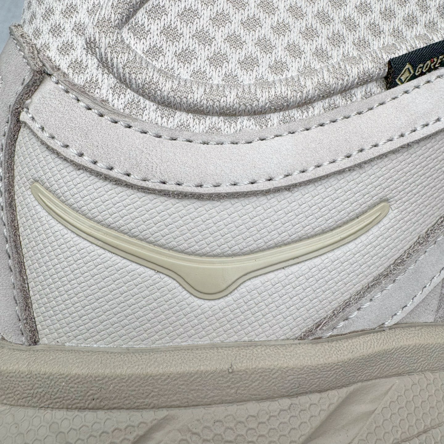 图片[19]-＃纯原 HOKA ONE ONE Tor Ultra Tor Low 托亚潮流高帮户外功能鞋 鞋款利用机能、户外、复古元素将都市型格与户外机能无缝结合 既能自由穿梭于城市的钢筋水泥之间 也能轻松演绎山系潮流搭配 全粒面皮革结合模压鞋口 提升持久耐穿度 直至鞋头的鞋带设计 舒适灵活的调节 搭配鞋头处HOKA ONE ONE飞翼纹饰 营造了个性十足的张扬气场 Tor Ultra 配备 Vibram® 鞋底与 EVA 和RMAT® 中底 给穿著者最佳的抓地力及舒适性 另外中底的金属摇杆可稳定脚部行程 当走过崎岖山路时依然让脚部得到平稳的感觉 而整对鞋以皮革和耐用尼龙布材打造 与坚固的鞋底相结合 可以牢固地支撑脚部和脚踝 另外外层搭载的Event技术 保持鞋履防水以及鞋内透气作用 尺码：36 36.5 37.5 38 38.5 39 40 40.5 41 42 42.5 43 44 44.5 45 46-选品中心