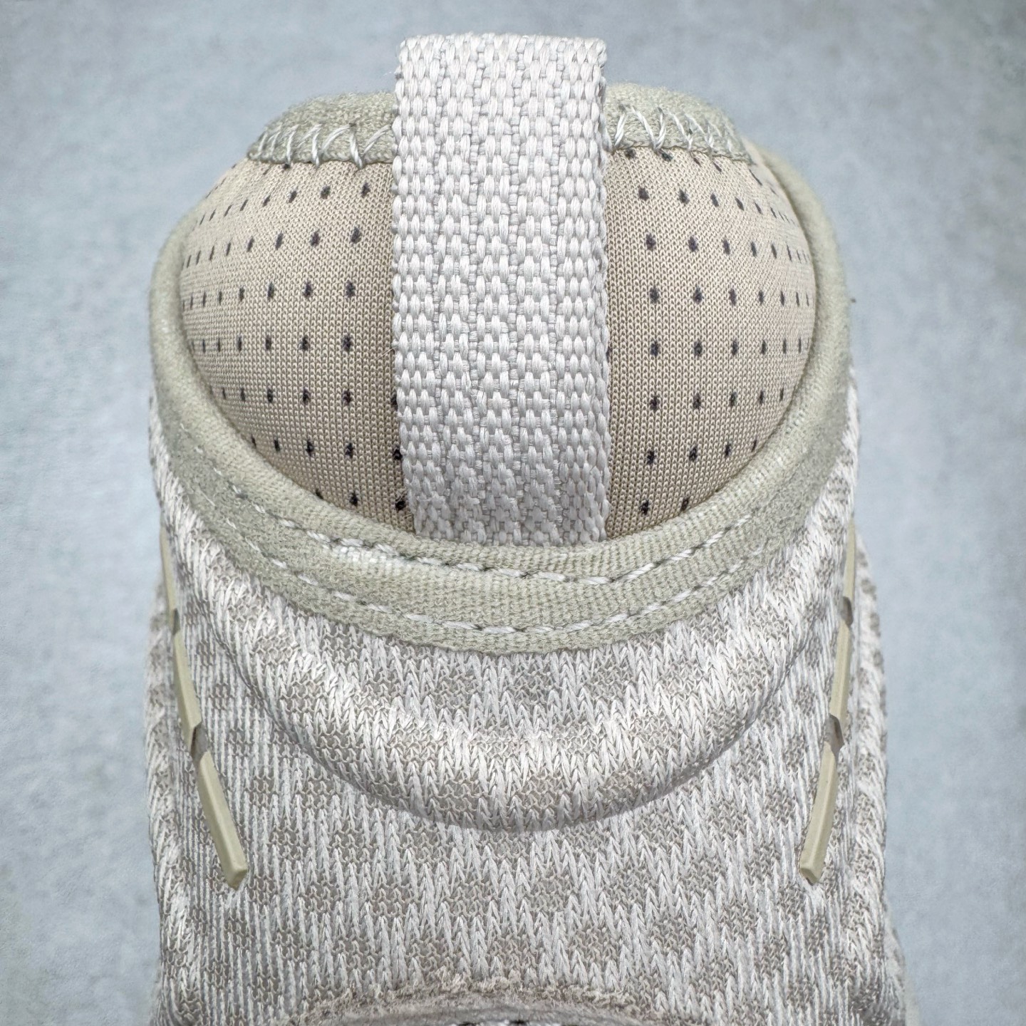 图片[14]-＃纯原 HOKA ONE ONE Tor Ultra Tor Low 托亚潮流高帮户外功能鞋 鞋款利用机能、户外、复古元素将都市型格与户外机能无缝结合 既能自由穿梭于城市的钢筋水泥之间 也能轻松演绎山系潮流搭配 全粒面皮革结合模压鞋口 提升持久耐穿度 直至鞋头的鞋带设计 舒适灵活的调节 搭配鞋头处HOKA ONE ONE飞翼纹饰 营造了个性十足的张扬气场 Tor Ultra 配备 Vibram® 鞋底与 EVA 和RMAT® 中底 给穿著者最佳的抓地力及舒适性 另外中底的金属摇杆可稳定脚部行程 当走过崎岖山路时依然让脚部得到平稳的感觉 而整对鞋以皮革和耐用尼龙布材打造 与坚固的鞋底相结合 可以牢固地支撑脚部和脚踝 另外外层搭载的Event技术 保持鞋履防水以及鞋内透气作用 尺码：36 36.5 37.5 38 38.5 39 40 40.5 41 42 42.5 43 44 44.5 45 46-选品中心