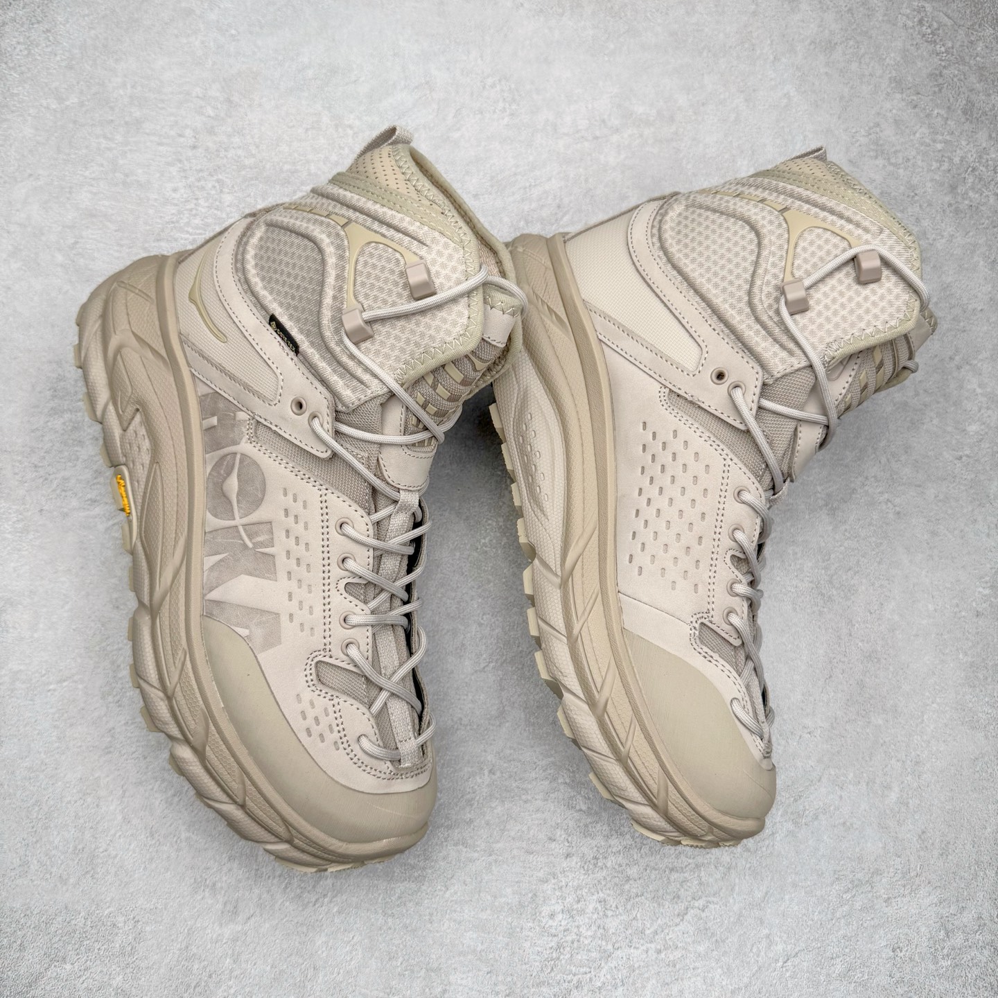 图片[3]-＃纯原 HOKA ONE ONE Tor Ultra Tor Low 托亚潮流高帮户外功能鞋 鞋款利用机能、户外、复古元素将都市型格与户外机能无缝结合 既能自由穿梭于城市的钢筋水泥之间 也能轻松演绎山系潮流搭配 全粒面皮革结合模压鞋口 提升持久耐穿度 直至鞋头的鞋带设计 舒适灵活的调节 搭配鞋头处HOKA ONE ONE飞翼纹饰 营造了个性十足的张扬气场 Tor Ultra 配备 Vibram® 鞋底与 EVA 和RMAT® 中底 给穿著者最佳的抓地力及舒适性 另外中底的金属摇杆可稳定脚部行程 当走过崎岖山路时依然让脚部得到平稳的感觉 而整对鞋以皮革和耐用尼龙布材打造 与坚固的鞋底相结合 可以牢固地支撑脚部和脚踝 另外外层搭载的Event技术 保持鞋履防水以及鞋内透气作用 尺码：36 36.5 37.5 38 38.5 39 40 40.5 41 42 42.5 43 44 44.5 45 46-选品中心