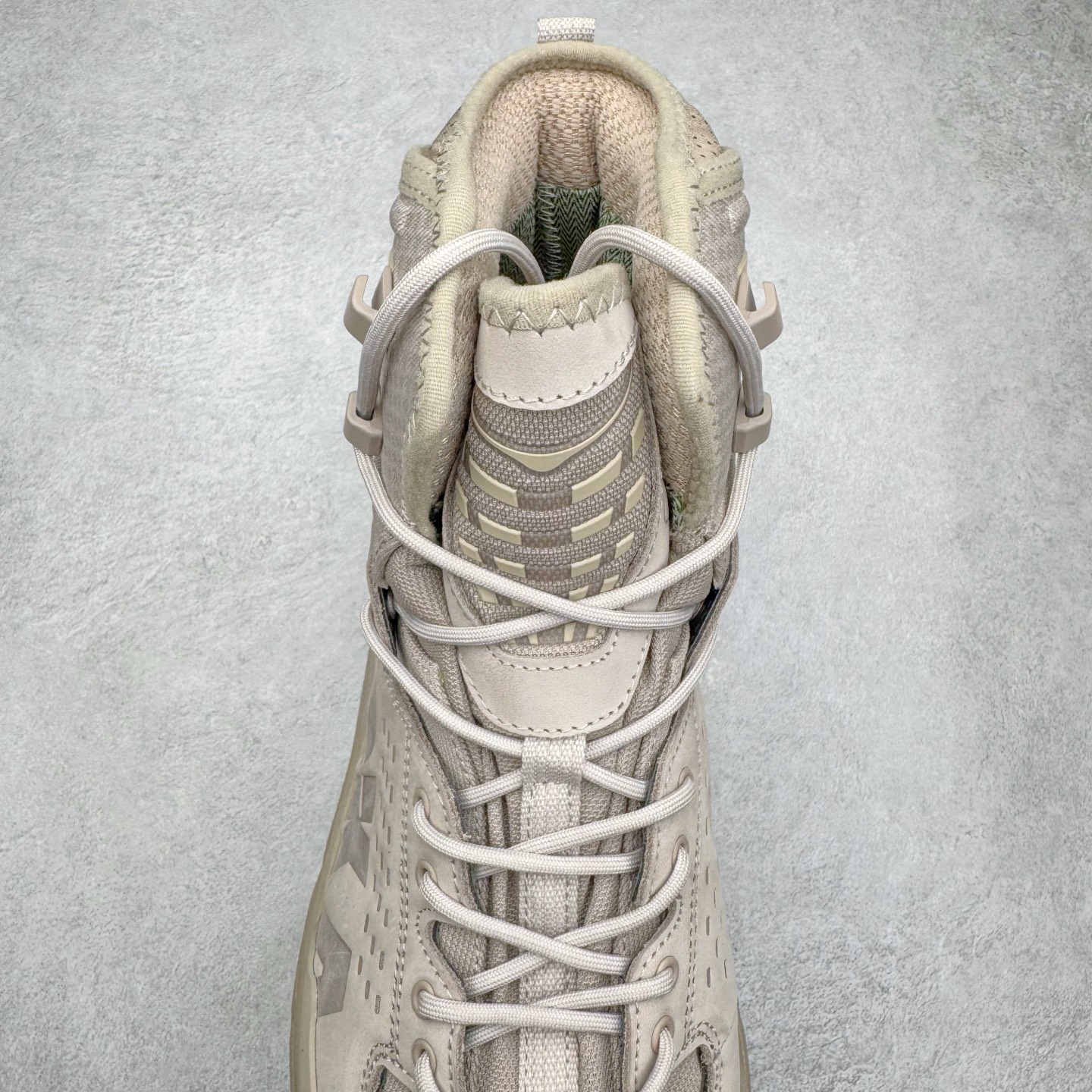 图片[5]-＃纯原 HOKA ONE ONE Tor Ultra Tor Low 托亚潮流高帮户外功能鞋 鞋款利用机能、户外、复古元素将都市型格与户外机能无缝结合 既能自由穿梭于城市的钢筋水泥之间 也能轻松演绎山系潮流搭配 全粒面皮革结合模压鞋口 提升持久耐穿度 直至鞋头的鞋带设计 舒适灵活的调节 搭配鞋头处HOKA ONE ONE飞翼纹饰 营造了个性十足的张扬气场 Tor Ultra 配备 Vibram® 鞋底与 EVA 和RMAT® 中底 给穿著者最佳的抓地力及舒适性 另外中底的金属摇杆可稳定脚部行程 当走过崎岖山路时依然让脚部得到平稳的感觉 而整对鞋以皮革和耐用尼龙布材打造 与坚固的鞋底相结合 可以牢固地支撑脚部和脚踝 另外外层搭载的Event技术 保持鞋履防水以及鞋内透气作用 尺码：36 36.5 37.5 38 38.5 39 40 40.5 41 42 42.5 43 44 44.5 45 46-选品中心