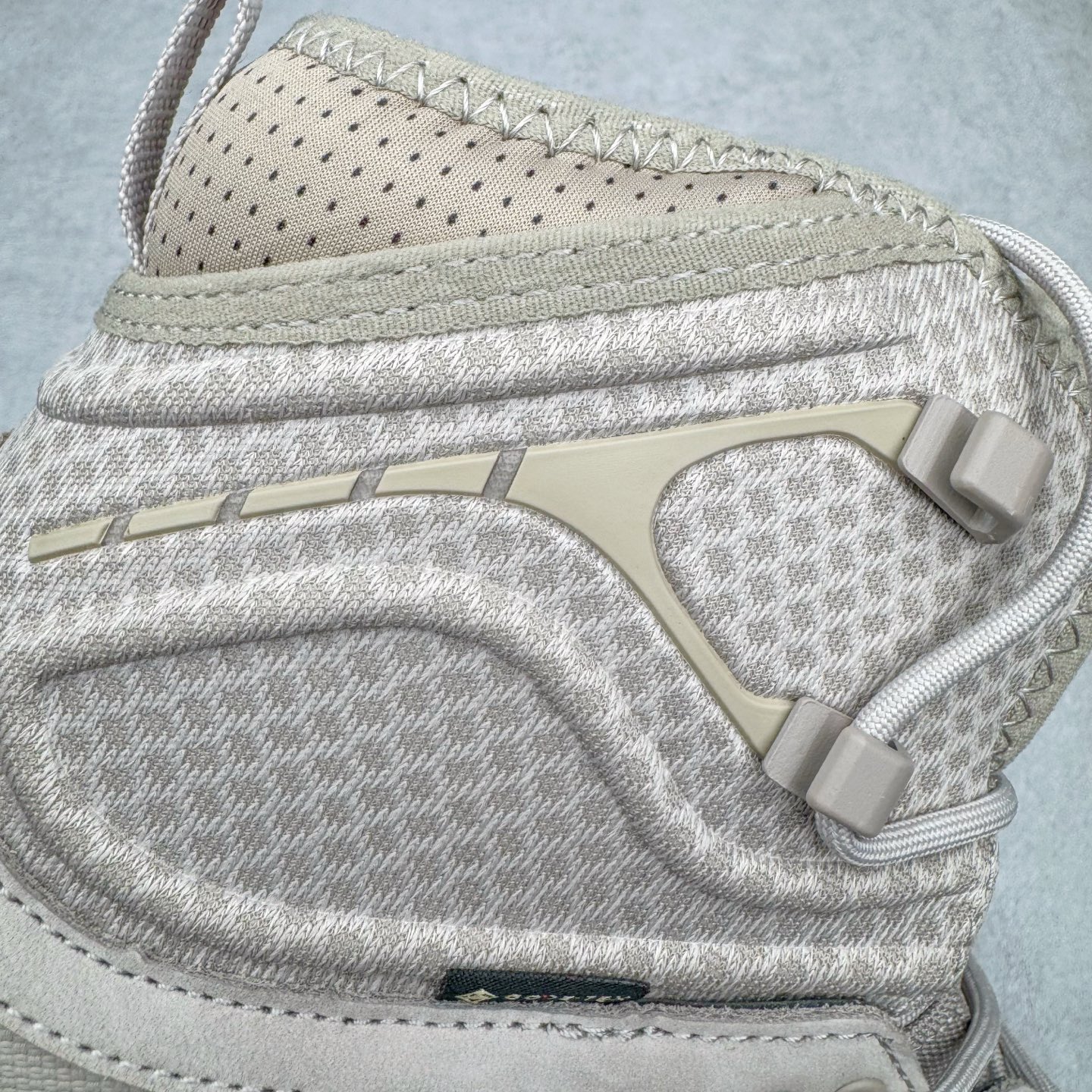 图片[13]-＃纯原 HOKA ONE ONE Tor Ultra Tor Low 托亚潮流高帮户外功能鞋 鞋款利用机能、户外、复古元素将都市型格与户外机能无缝结合 既能自由穿梭于城市的钢筋水泥之间 也能轻松演绎山系潮流搭配 全粒面皮革结合模压鞋口 提升持久耐穿度 直至鞋头的鞋带设计 舒适灵活的调节 搭配鞋头处HOKA ONE ONE飞翼纹饰 营造了个性十足的张扬气场 Tor Ultra 配备 Vibram® 鞋底与 EVA 和RMAT® 中底 给穿著者最佳的抓地力及舒适性 另外中底的金属摇杆可稳定脚部行程 当走过崎岖山路时依然让脚部得到平稳的感觉 而整对鞋以皮革和耐用尼龙布材打造 与坚固的鞋底相结合 可以牢固地支撑脚部和脚踝 另外外层搭载的Event技术 保持鞋履防水以及鞋内透气作用 尺码：36 36.5 37.5 38 38.5 39 40 40.5 41 42 42.5 43 44 44.5 45 46-选品中心