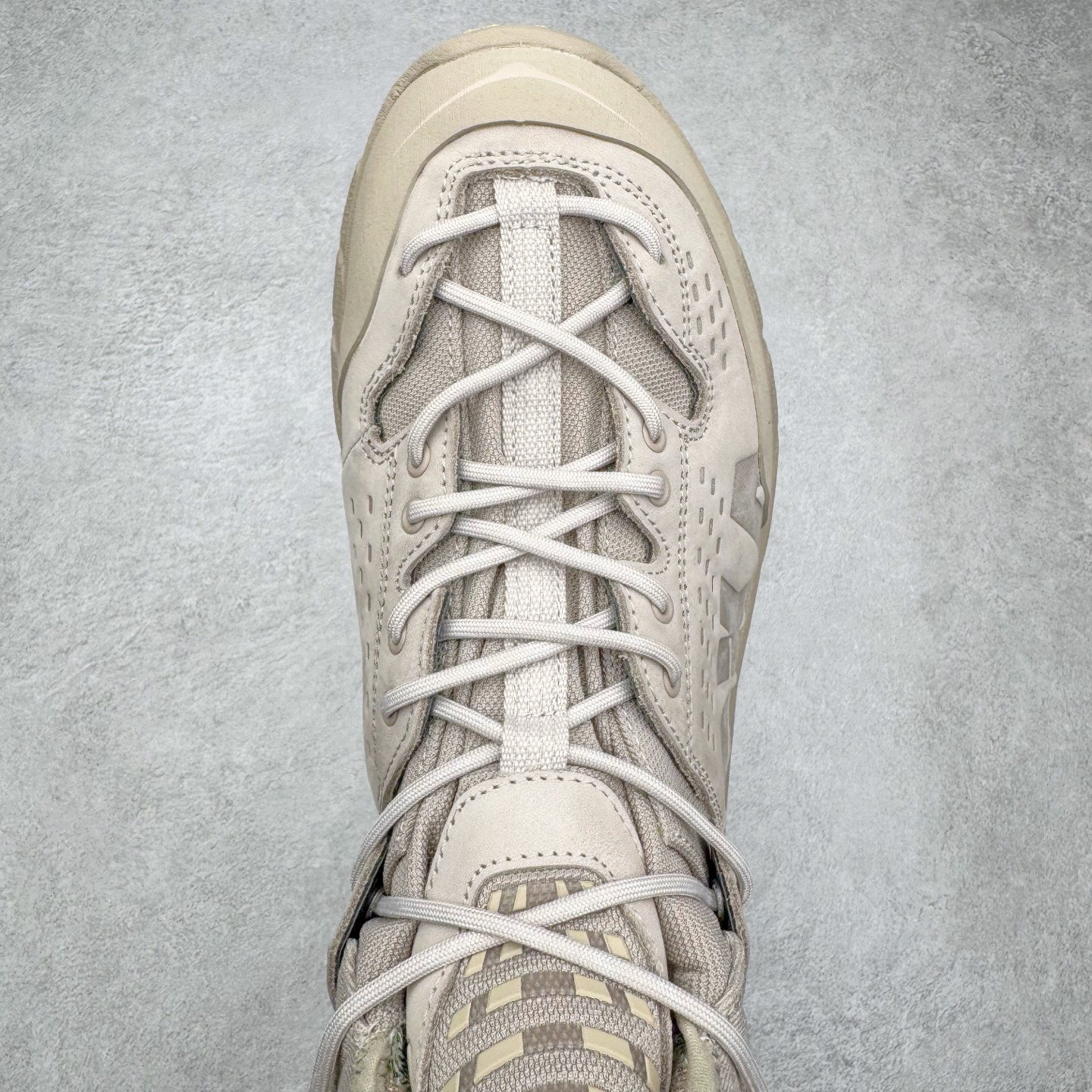 图片[4]-＃纯原 HOKA ONE ONE Tor Ultra Tor Low 托亚潮流高帮户外功能鞋 鞋款利用机能、户外、复古元素将都市型格与户外机能无缝结合 既能自由穿梭于城市的钢筋水泥之间 也能轻松演绎山系潮流搭配 全粒面皮革结合模压鞋口 提升持久耐穿度 直至鞋头的鞋带设计 舒适灵活的调节 搭配鞋头处HOKA ONE ONE飞翼纹饰 营造了个性十足的张扬气场 Tor Ultra 配备 Vibram® 鞋底与 EVA 和RMAT® 中底 给穿著者最佳的抓地力及舒适性 另外中底的金属摇杆可稳定脚部行程 当走过崎岖山路时依然让脚部得到平稳的感觉 而整对鞋以皮革和耐用尼龙布材打造 与坚固的鞋底相结合 可以牢固地支撑脚部和脚踝 另外外层搭载的Event技术 保持鞋履防水以及鞋内透气作用 尺码：36 36.5 37.5 38 38.5 39 40 40.5 41 42 42.5 43 44 44.5 45 46-选品中心