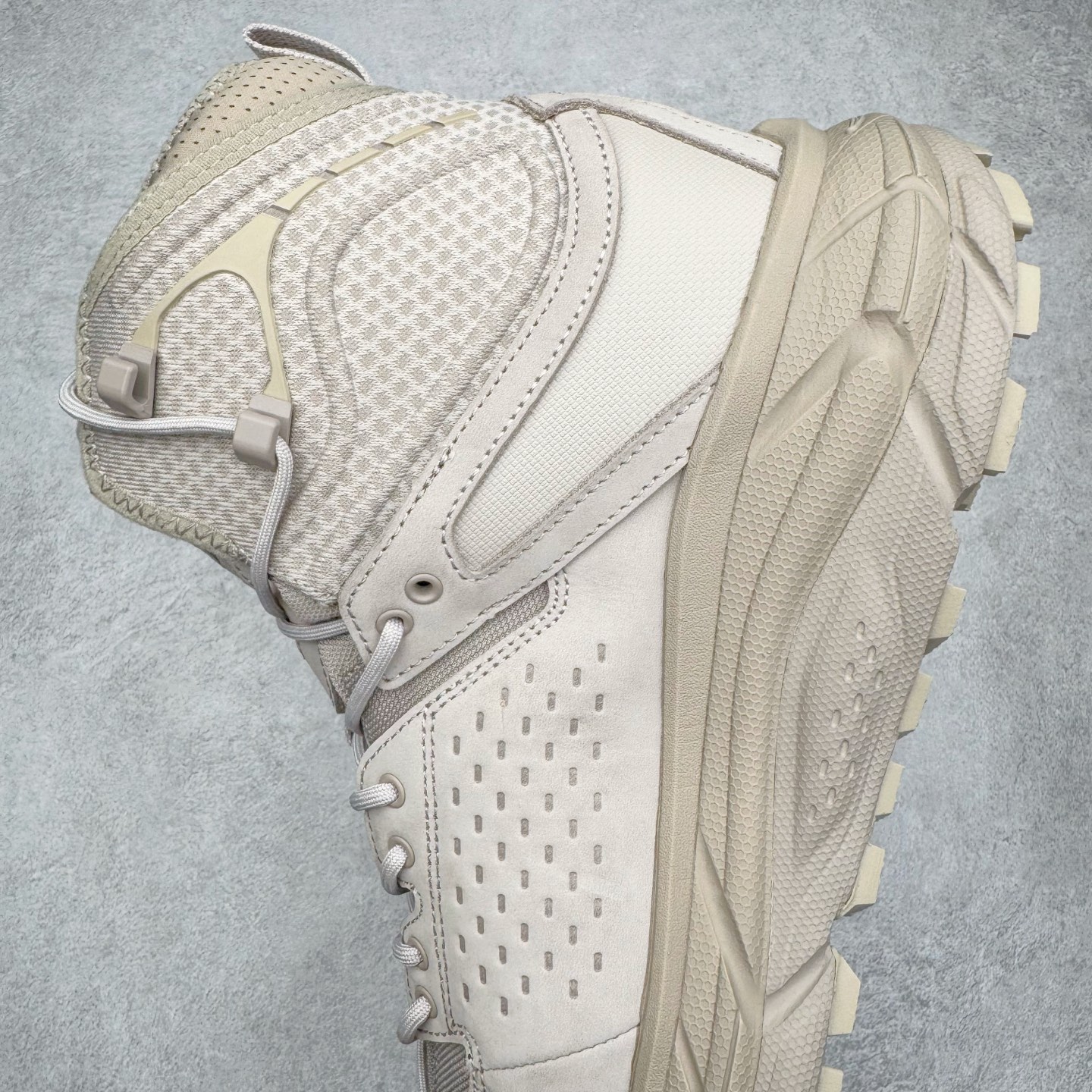 图片[7]-＃纯原 HOKA ONE ONE Tor Ultra Tor Low 托亚潮流高帮户外功能鞋 鞋款利用机能、户外、复古元素将都市型格与户外机能无缝结合 既能自由穿梭于城市的钢筋水泥之间 也能轻松演绎山系潮流搭配 全粒面皮革结合模压鞋口 提升持久耐穿度 直至鞋头的鞋带设计 舒适灵活的调节 搭配鞋头处HOKA ONE ONE飞翼纹饰 营造了个性十足的张扬气场 Tor Ultra 配备 Vibram® 鞋底与 EVA 和RMAT® 中底 给穿著者最佳的抓地力及舒适性 另外中底的金属摇杆可稳定脚部行程 当走过崎岖山路时依然让脚部得到平稳的感觉 而整对鞋以皮革和耐用尼龙布材打造 与坚固的鞋底相结合 可以牢固地支撑脚部和脚踝 另外外层搭载的Event技术 保持鞋履防水以及鞋内透气作用 尺码：36 36.5 37.5 38 38.5 39 40 40.5 41 42 42.5 43 44 44.5 45 46-选品中心