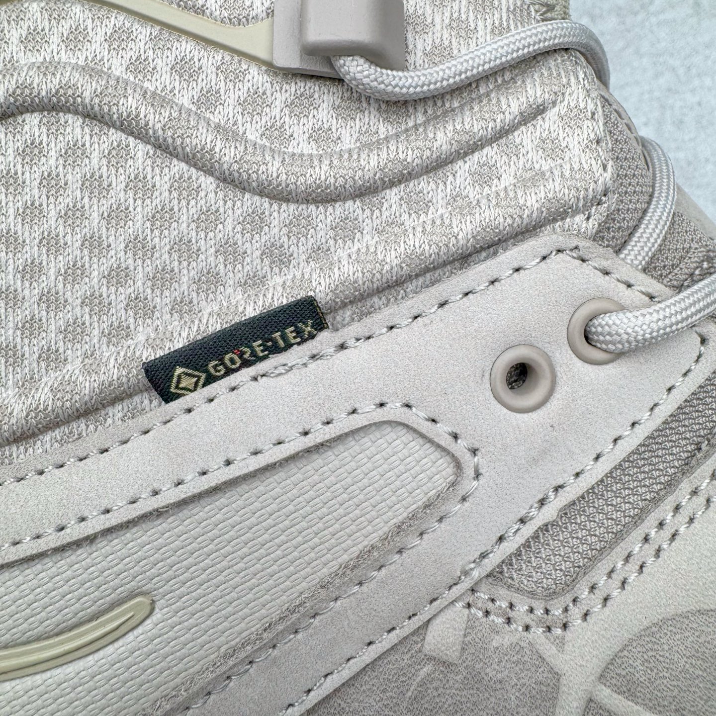 图片[18]-＃纯原 HOKA ONE ONE Tor Ultra Tor Low 托亚潮流高帮户外功能鞋 鞋款利用机能、户外、复古元素将都市型格与户外机能无缝结合 既能自由穿梭于城市的钢筋水泥之间 也能轻松演绎山系潮流搭配 全粒面皮革结合模压鞋口 提升持久耐穿度 直至鞋头的鞋带设计 舒适灵活的调节 搭配鞋头处HOKA ONE ONE飞翼纹饰 营造了个性十足的张扬气场 Tor Ultra 配备 Vibram® 鞋底与 EVA 和RMAT® 中底 给穿著者最佳的抓地力及舒适性 另外中底的金属摇杆可稳定脚部行程 当走过崎岖山路时依然让脚部得到平稳的感觉 而整对鞋以皮革和耐用尼龙布材打造 与坚固的鞋底相结合 可以牢固地支撑脚部和脚踝 另外外层搭载的Event技术 保持鞋履防水以及鞋内透气作用 尺码：36 36.5 37.5 38 38.5 39 40 40.5 41 42 42.5 43 44 44.5 45 46-选品中心