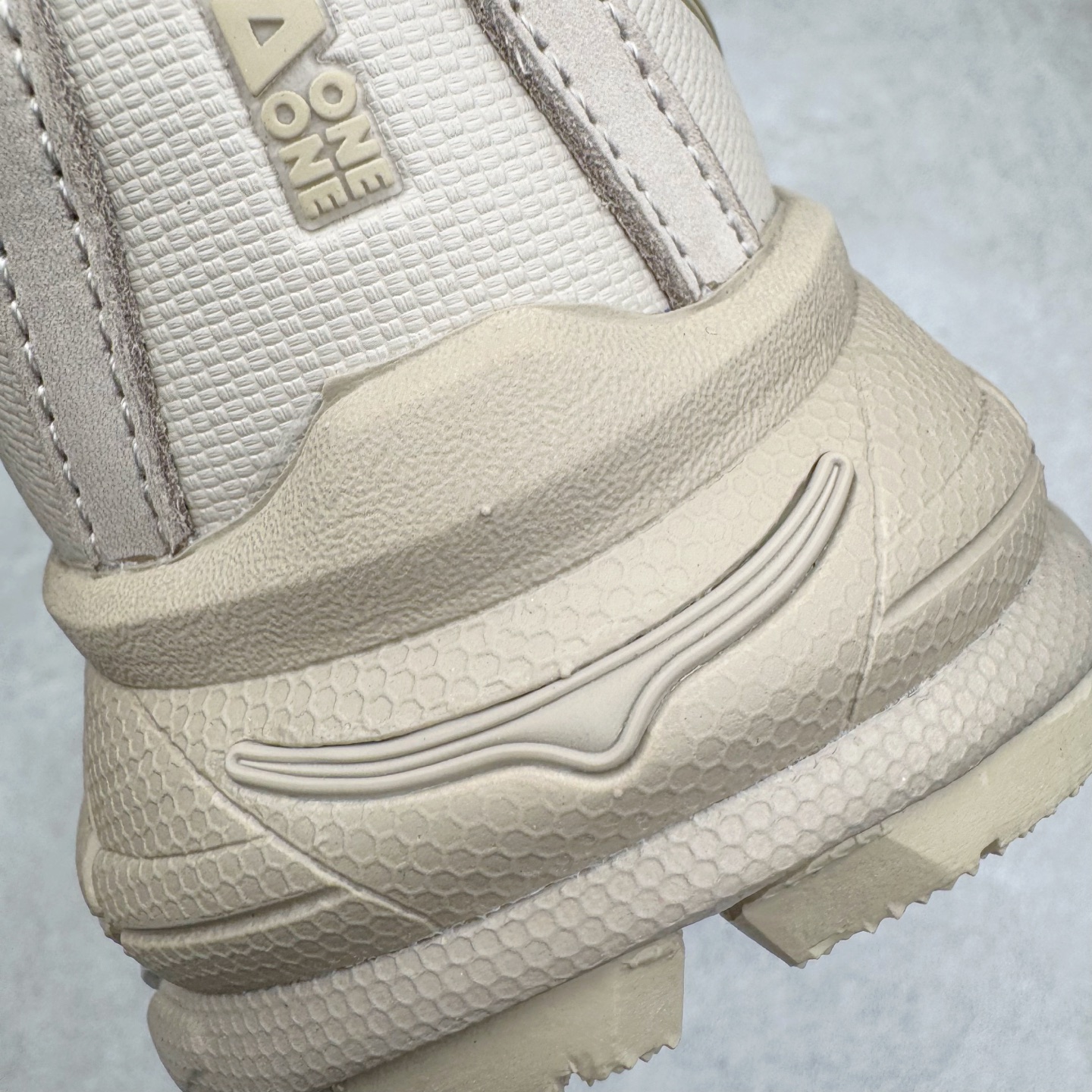 图片[15]-＃纯原 HOKA ONE ONE Tor Ultra Tor Low 托亚潮流高帮户外功能鞋 鞋款利用机能、户外、复古元素将都市型格与户外机能无缝结合 既能自由穿梭于城市的钢筋水泥之间 也能轻松演绎山系潮流搭配 全粒面皮革结合模压鞋口 提升持久耐穿度 直至鞋头的鞋带设计 舒适灵活的调节 搭配鞋头处HOKA ONE ONE飞翼纹饰 营造了个性十足的张扬气场 Tor Ultra 配备 Vibram® 鞋底与 EVA 和RMAT® 中底 给穿著者最佳的抓地力及舒适性 另外中底的金属摇杆可稳定脚部行程 当走过崎岖山路时依然让脚部得到平稳的感觉 而整对鞋以皮革和耐用尼龙布材打造 与坚固的鞋底相结合 可以牢固地支撑脚部和脚踝 另外外层搭载的Event技术 保持鞋履防水以及鞋内透气作用 尺码：36 36.5 37.5 38 38.5 39 40 40.5 41 42 42.5 43 44 44.5 45 46-选品中心