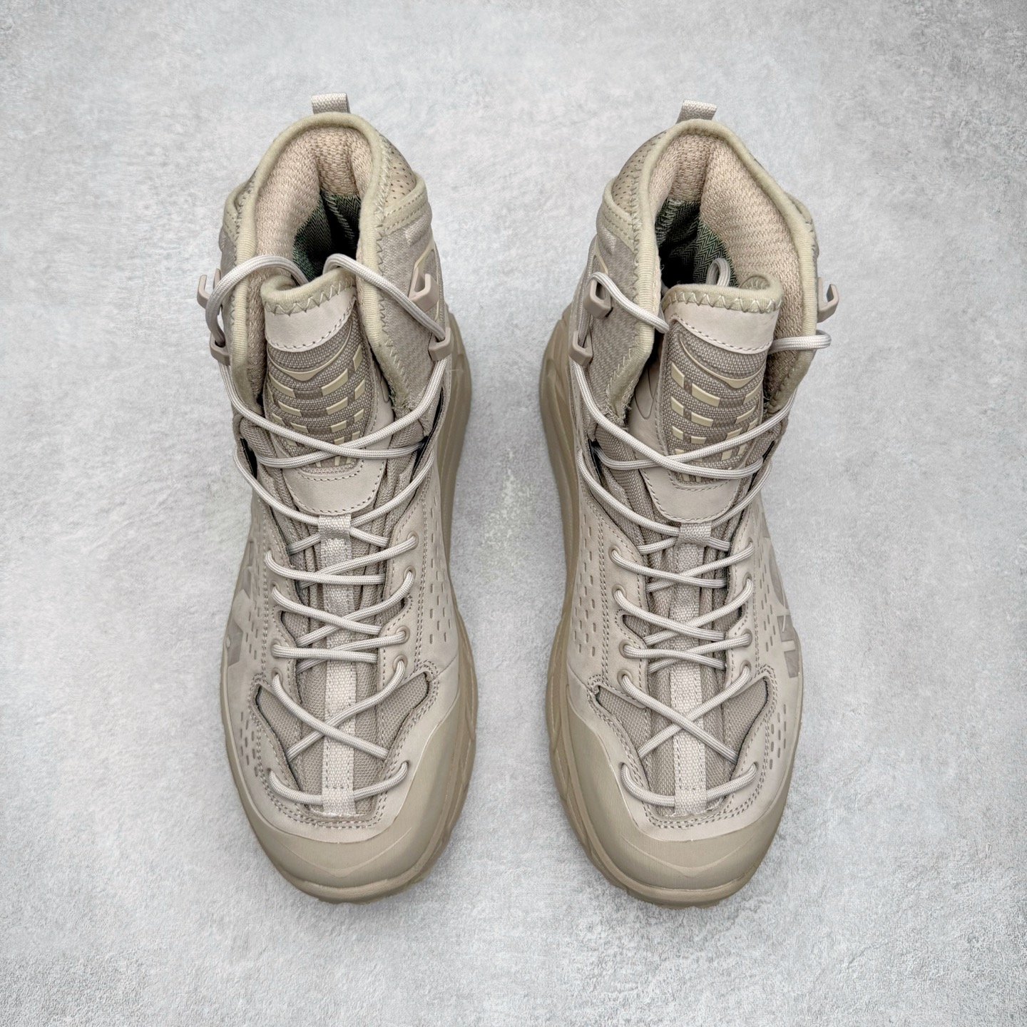 图片[2]-＃纯原 HOKA ONE ONE Tor Ultra Tor Low 托亚潮流高帮户外功能鞋 鞋款利用机能、户外、复古元素将都市型格与户外机能无缝结合 既能自由穿梭于城市的钢筋水泥之间 也能轻松演绎山系潮流搭配 全粒面皮革结合模压鞋口 提升持久耐穿度 直至鞋头的鞋带设计 舒适灵活的调节 搭配鞋头处HOKA ONE ONE飞翼纹饰 营造了个性十足的张扬气场 Tor Ultra 配备 Vibram® 鞋底与 EVA 和RMAT® 中底 给穿著者最佳的抓地力及舒适性 另外中底的金属摇杆可稳定脚部行程 当走过崎岖山路时依然让脚部得到平稳的感觉 而整对鞋以皮革和耐用尼龙布材打造 与坚固的鞋底相结合 可以牢固地支撑脚部和脚踝 另外外层搭载的Event技术 保持鞋履防水以及鞋内透气作用 尺码：36 36.5 37.5 38 38.5 39 40 40.5 41 42 42.5 43 44 44.5 45 46-选品中心