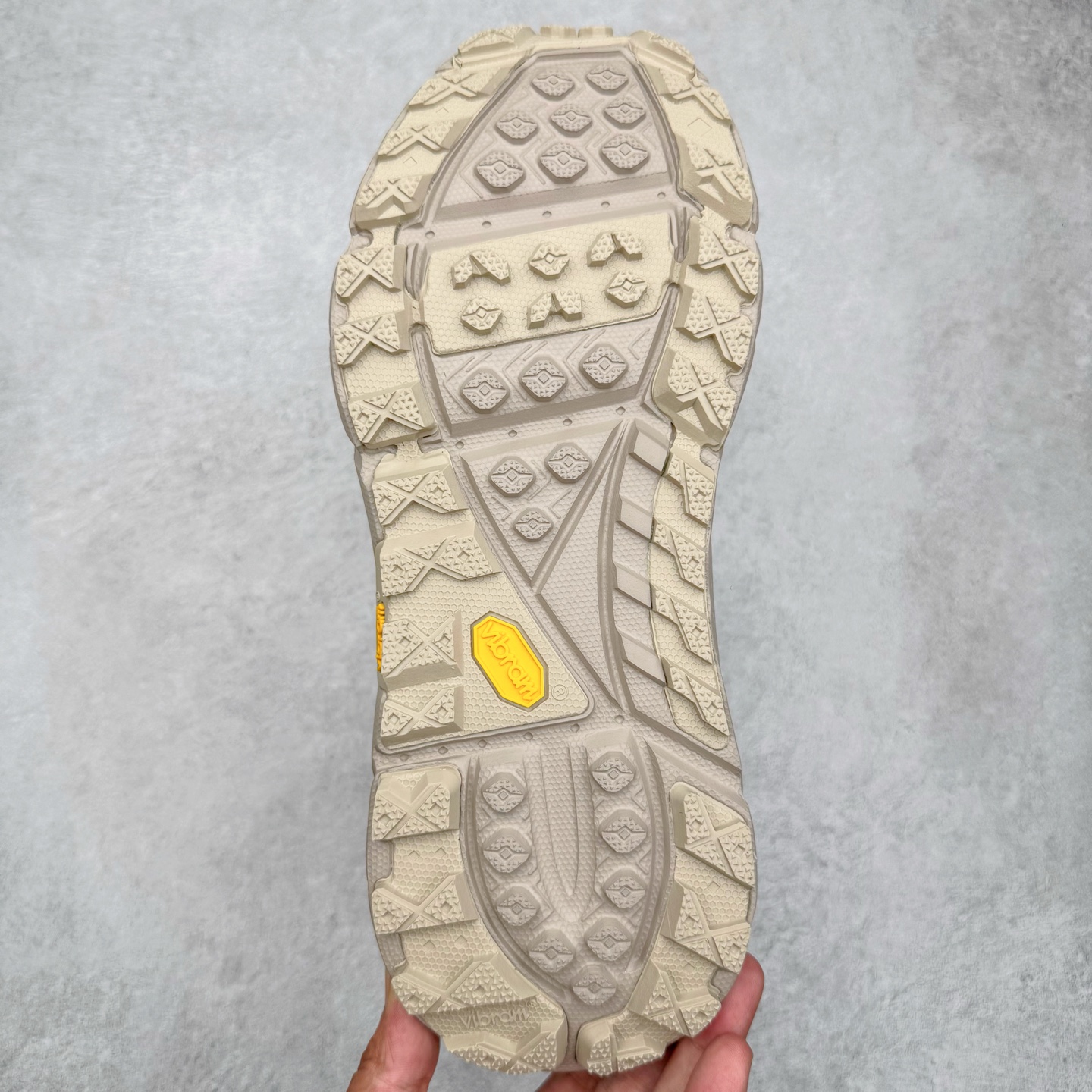 图片[9]-＃纯原 HOKA ONE ONE Tor Ultra Tor Low 托亚潮流高帮户外功能鞋 鞋款利用机能、户外、复古元素将都市型格与户外机能无缝结合 既能自由穿梭于城市的钢筋水泥之间 也能轻松演绎山系潮流搭配 全粒面皮革结合模压鞋口 提升持久耐穿度 直至鞋头的鞋带设计 舒适灵活的调节 搭配鞋头处HOKA ONE ONE飞翼纹饰 营造了个性十足的张扬气场 Tor Ultra 配备 Vibram® 鞋底与 EVA 和RMAT® 中底 给穿著者最佳的抓地力及舒适性 另外中底的金属摇杆可稳定脚部行程 当走过崎岖山路时依然让脚部得到平稳的感觉 而整对鞋以皮革和耐用尼龙布材打造 与坚固的鞋底相结合 可以牢固地支撑脚部和脚踝 另外外层搭载的Event技术 保持鞋履防水以及鞋内透气作用 尺码：36 36.5 37.5 38 38.5 39 40 40.5 41 42 42.5 43 44 44.5 45 46-选品中心