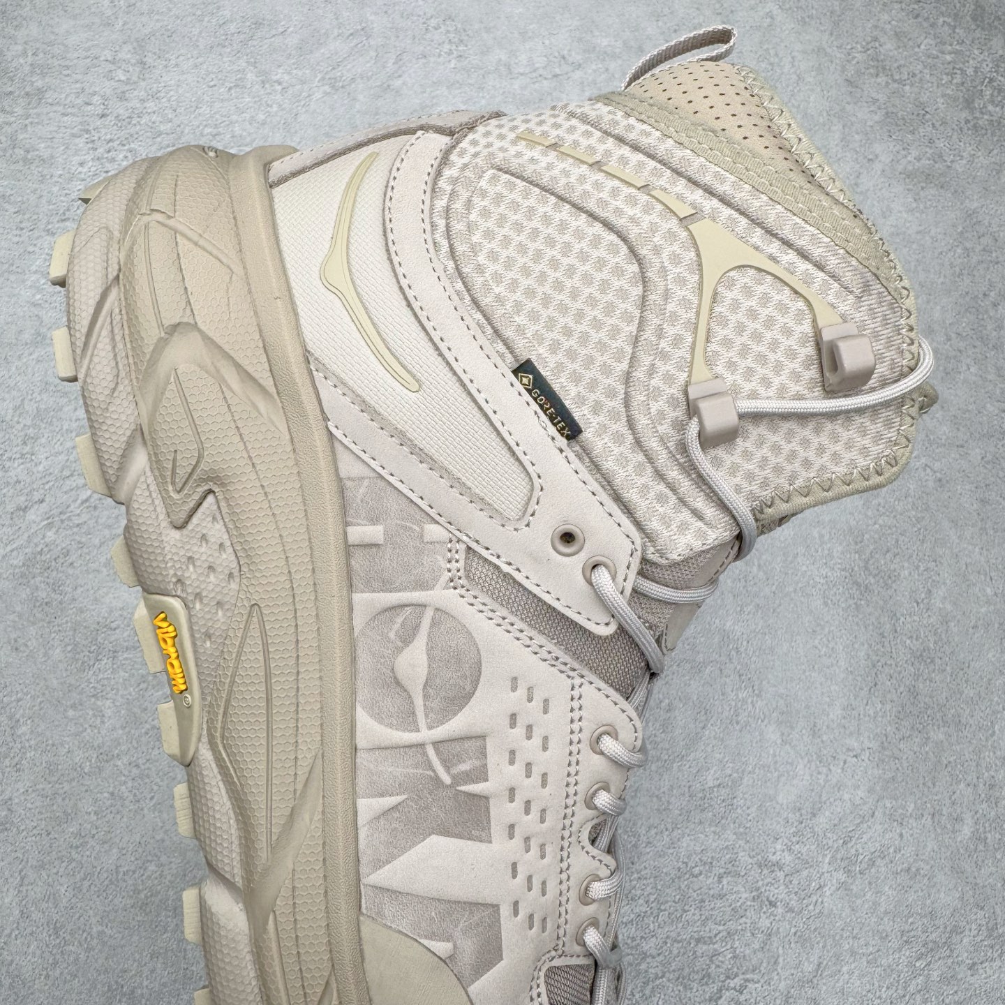 图片[6]-＃纯原 HOKA ONE ONE Tor Ultra Tor Low 托亚潮流高帮户外功能鞋 鞋款利用机能、户外、复古元素将都市型格与户外机能无缝结合 既能自由穿梭于城市的钢筋水泥之间 也能轻松演绎山系潮流搭配 全粒面皮革结合模压鞋口 提升持久耐穿度 直至鞋头的鞋带设计 舒适灵活的调节 搭配鞋头处HOKA ONE ONE飞翼纹饰 营造了个性十足的张扬气场 Tor Ultra 配备 Vibram® 鞋底与 EVA 和RMAT® 中底 给穿著者最佳的抓地力及舒适性 另外中底的金属摇杆可稳定脚部行程 当走过崎岖山路时依然让脚部得到平稳的感觉 而整对鞋以皮革和耐用尼龙布材打造 与坚固的鞋底相结合 可以牢固地支撑脚部和脚踝 另外外层搭载的Event技术 保持鞋履防水以及鞋内透气作用 尺码：36 36.5 37.5 38 38.5 39 40 40.5 41 42 42.5 43 44 44.5 45 46-选品中心